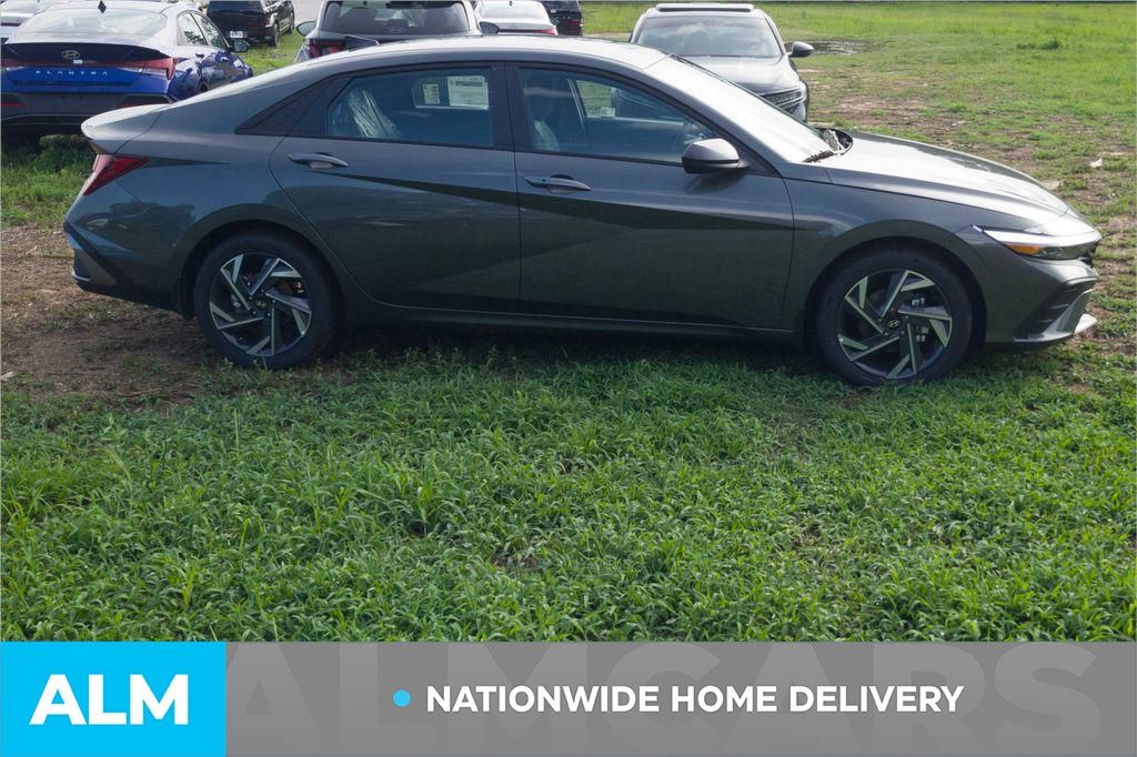 Used 2025 Gray Hyundai SEL Sport image 4