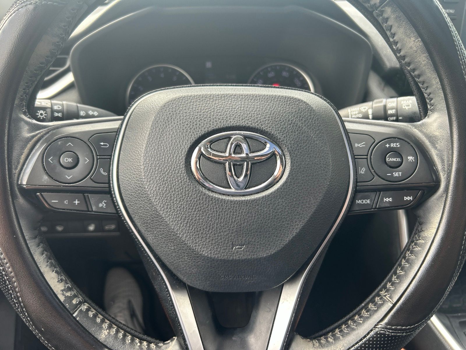 Used 2020 White Toyota XLE Premium image 18