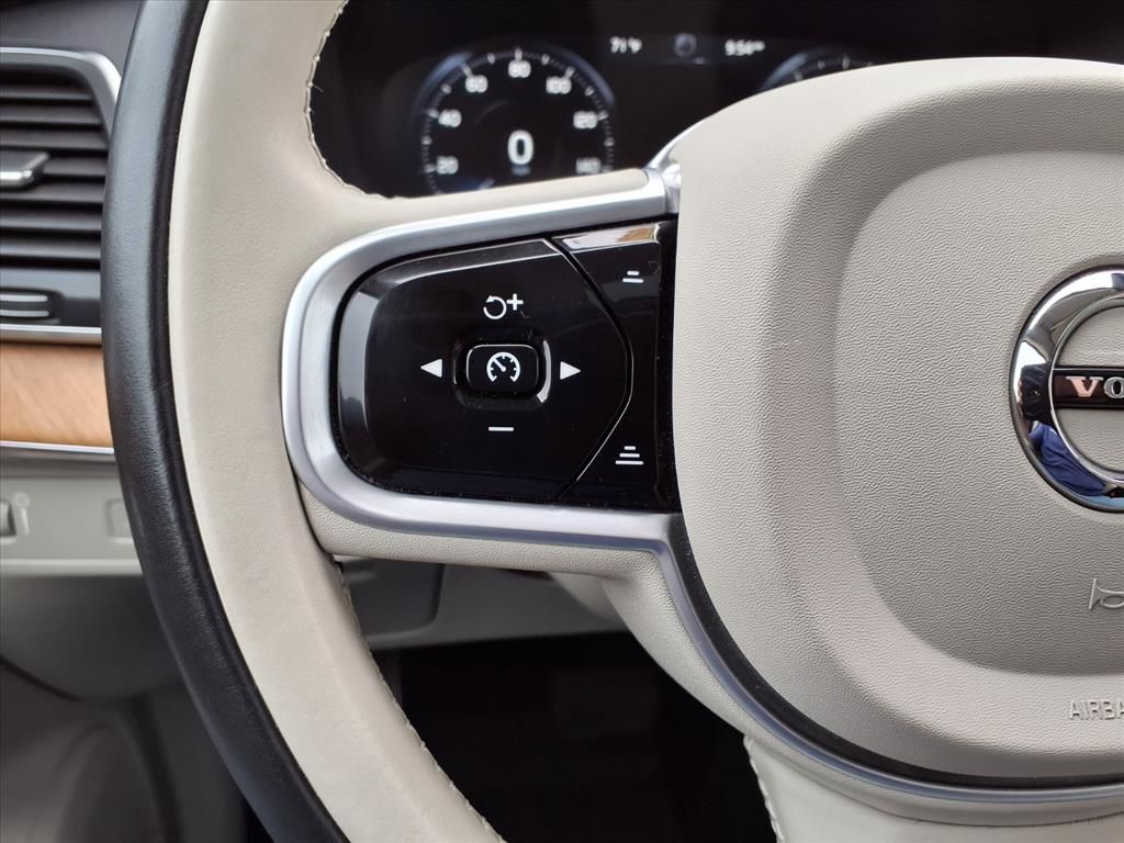 2022 Volvo XC90 T6 Momentum Silver at DeMontrond Auto Country