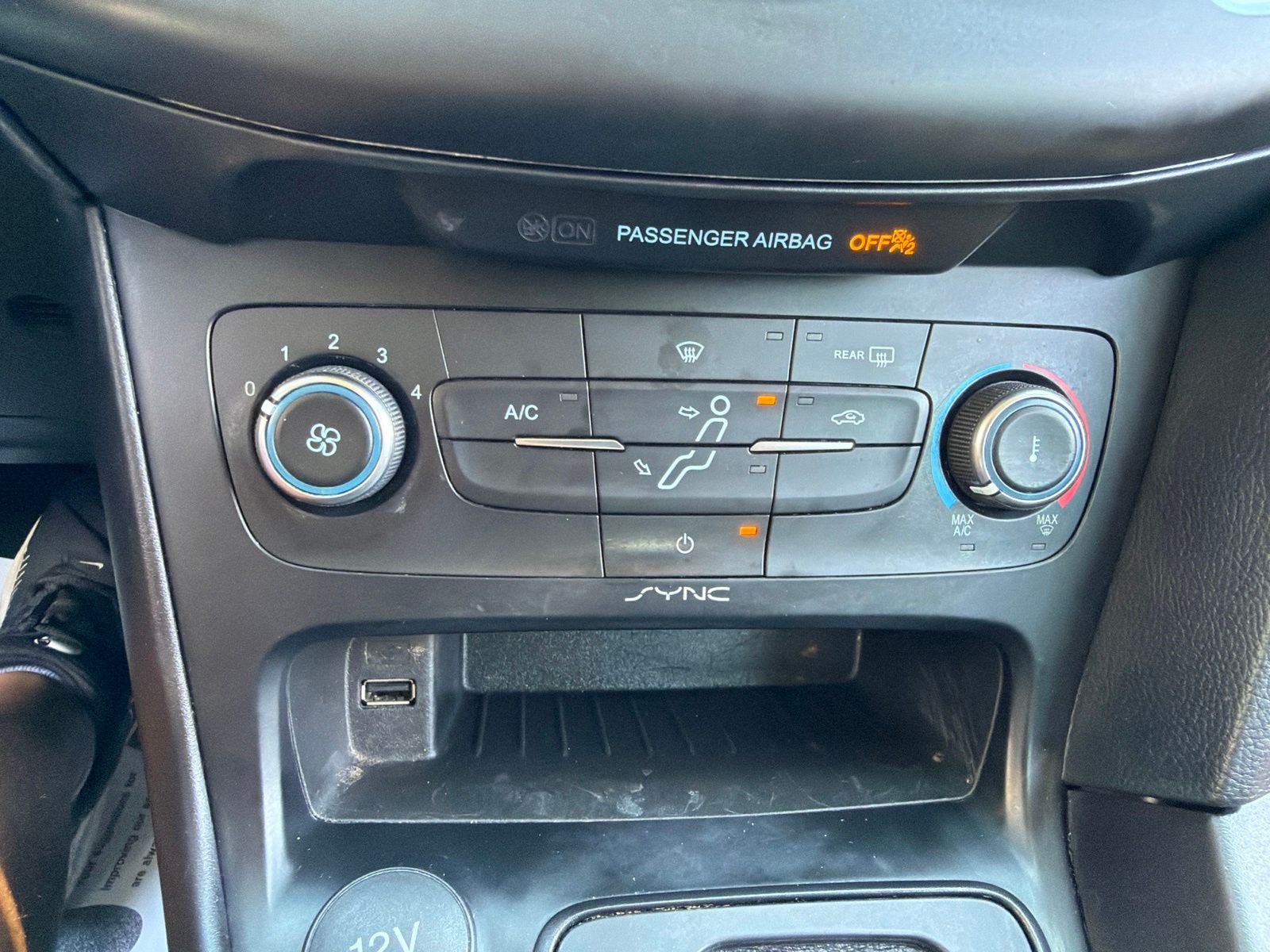 Used 2018 Ingot Silver Ford SE image 27