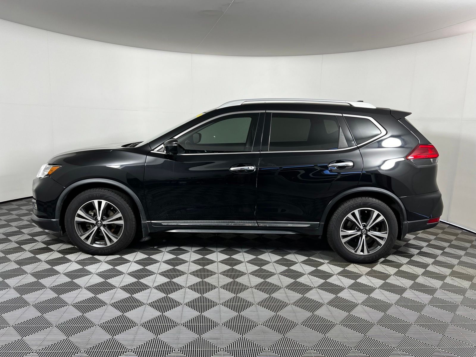 Thumbnail: 2017 Nissan Rogue - 8