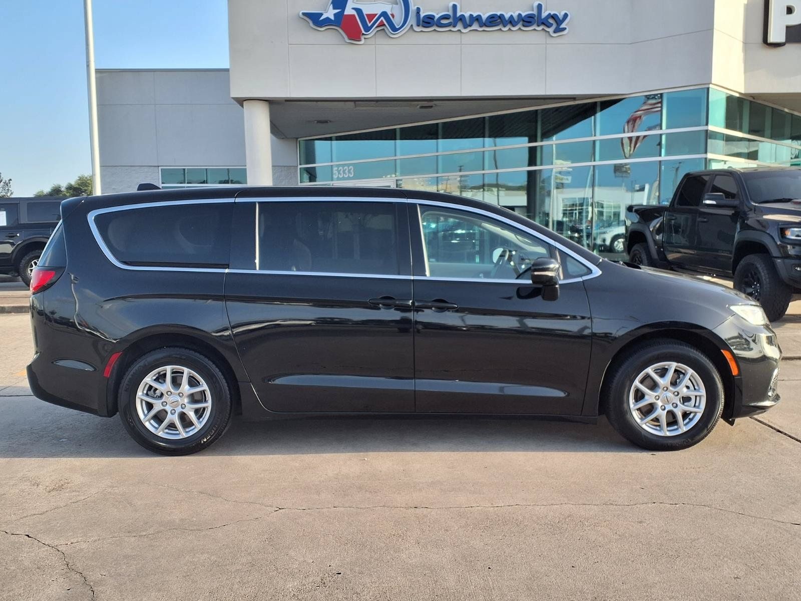 2024 Chrysler Pacifica Touring L - 3