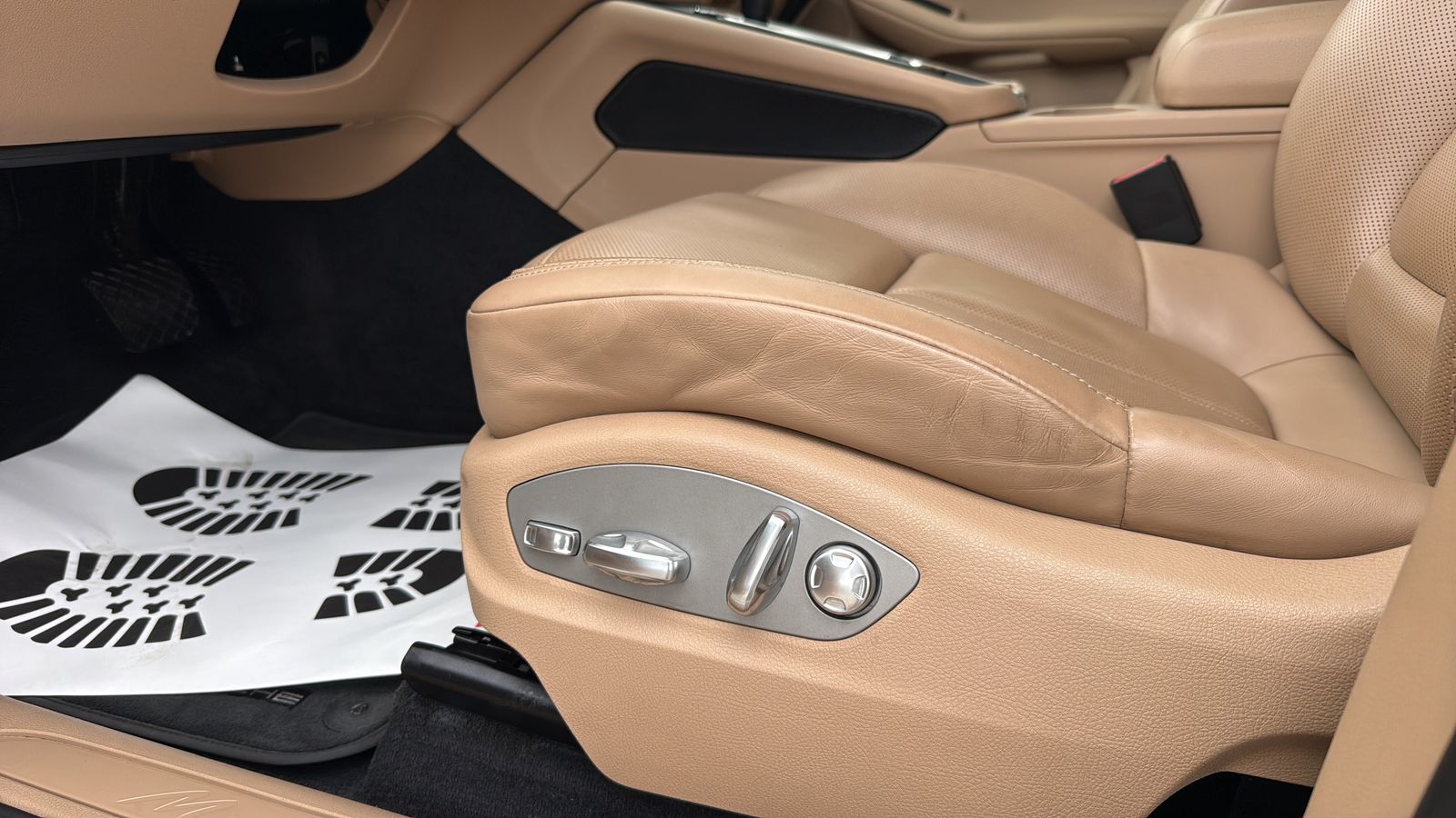 Used 2024 White Porsche Base image 10