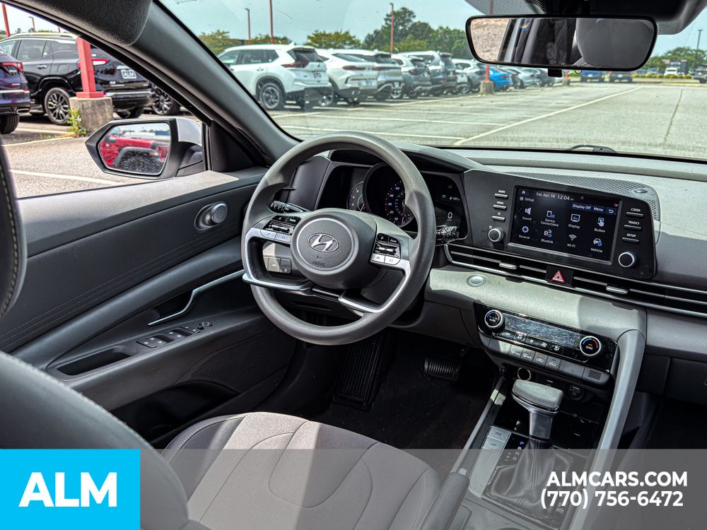Used 2023 White Hyundai SEL image 13