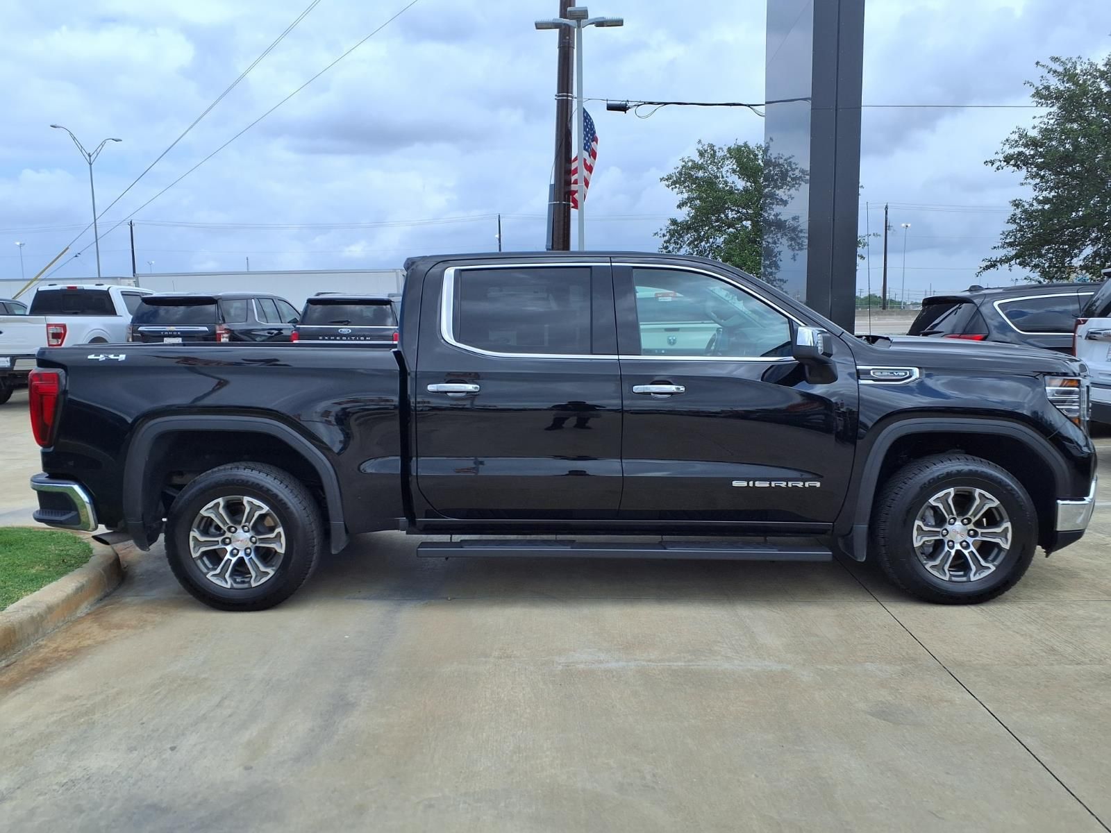 2025 GMC Sierra 1500 SLT - 3