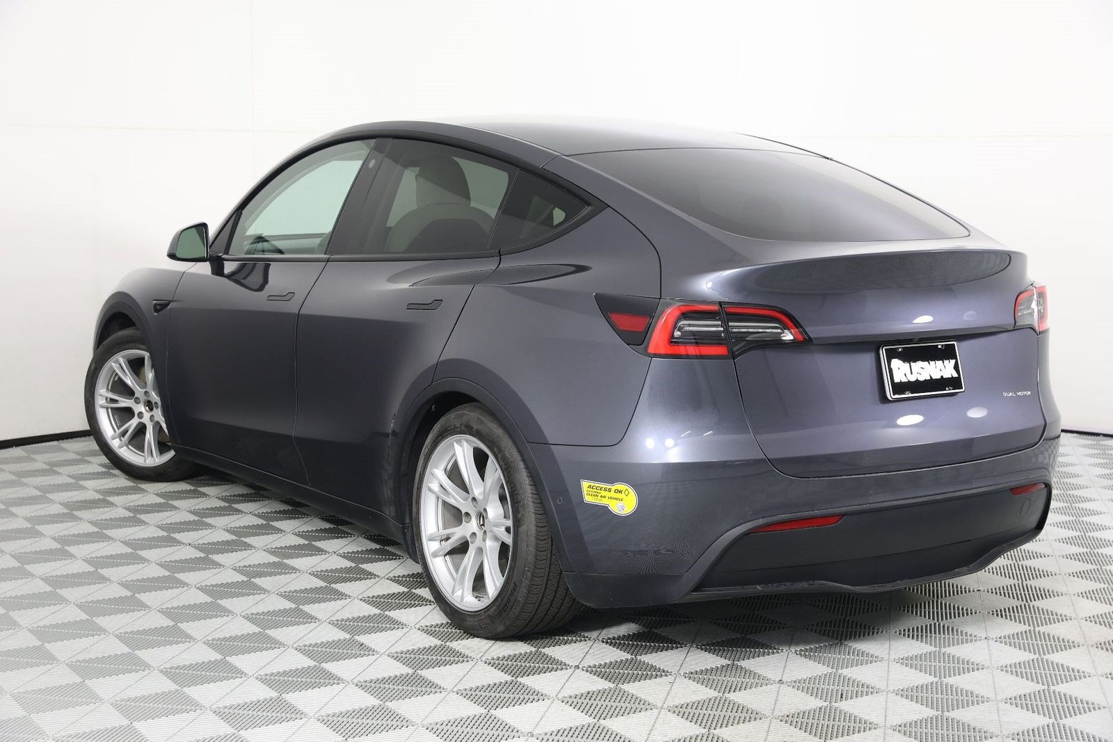 View vehicle photo 2