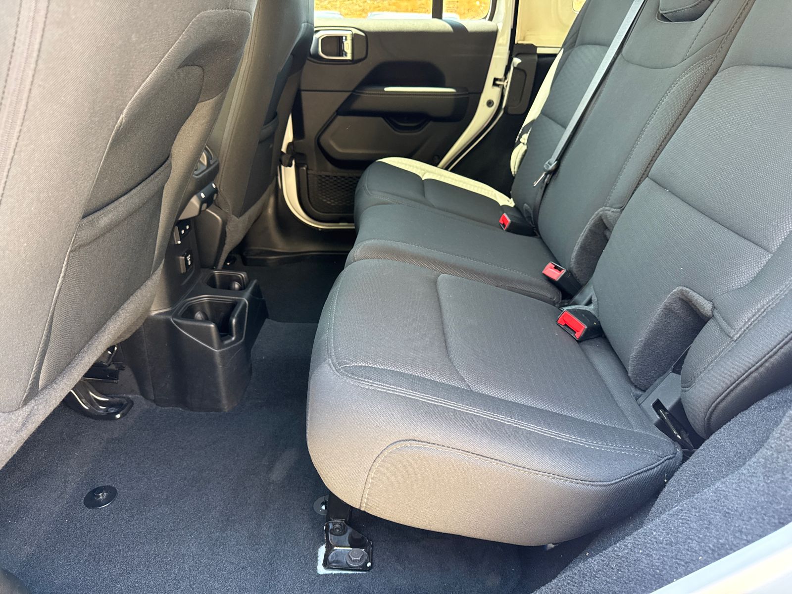 Used 2022 White/off-white Jeep Unlimited Sahara image 20