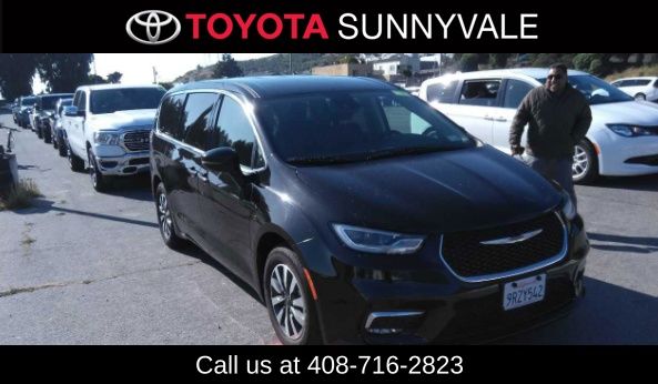 2024 Chrysler Pacifica Hybrid's photo