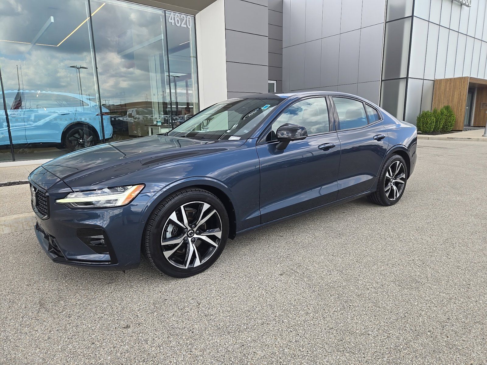 2024 Volvo S60 B5 Plus Dark Theme FWD