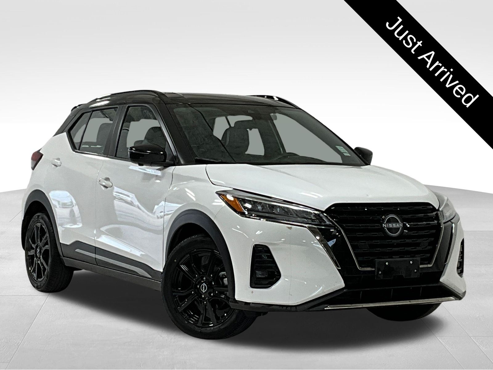 Aspen White/Super Black 2024 Nissan Kicks SUV / Crossover Front-Wheel Drive Continuously Variable Transmission