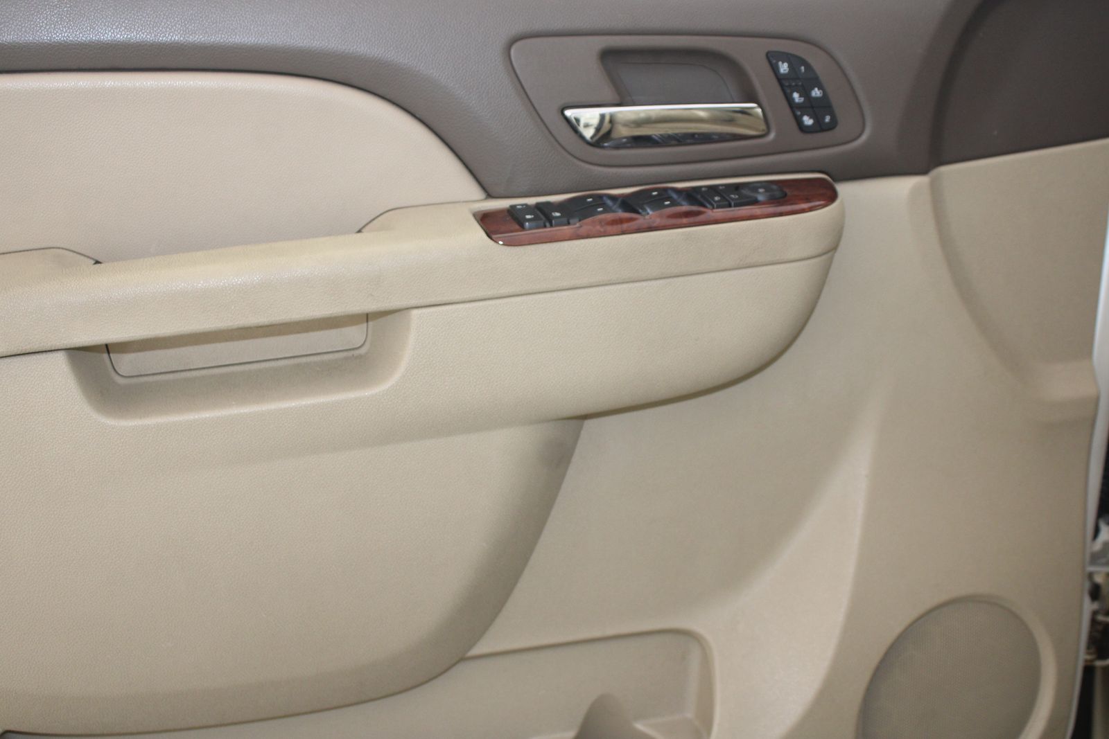 Used 2013 White Chevrolet LTZ image 10