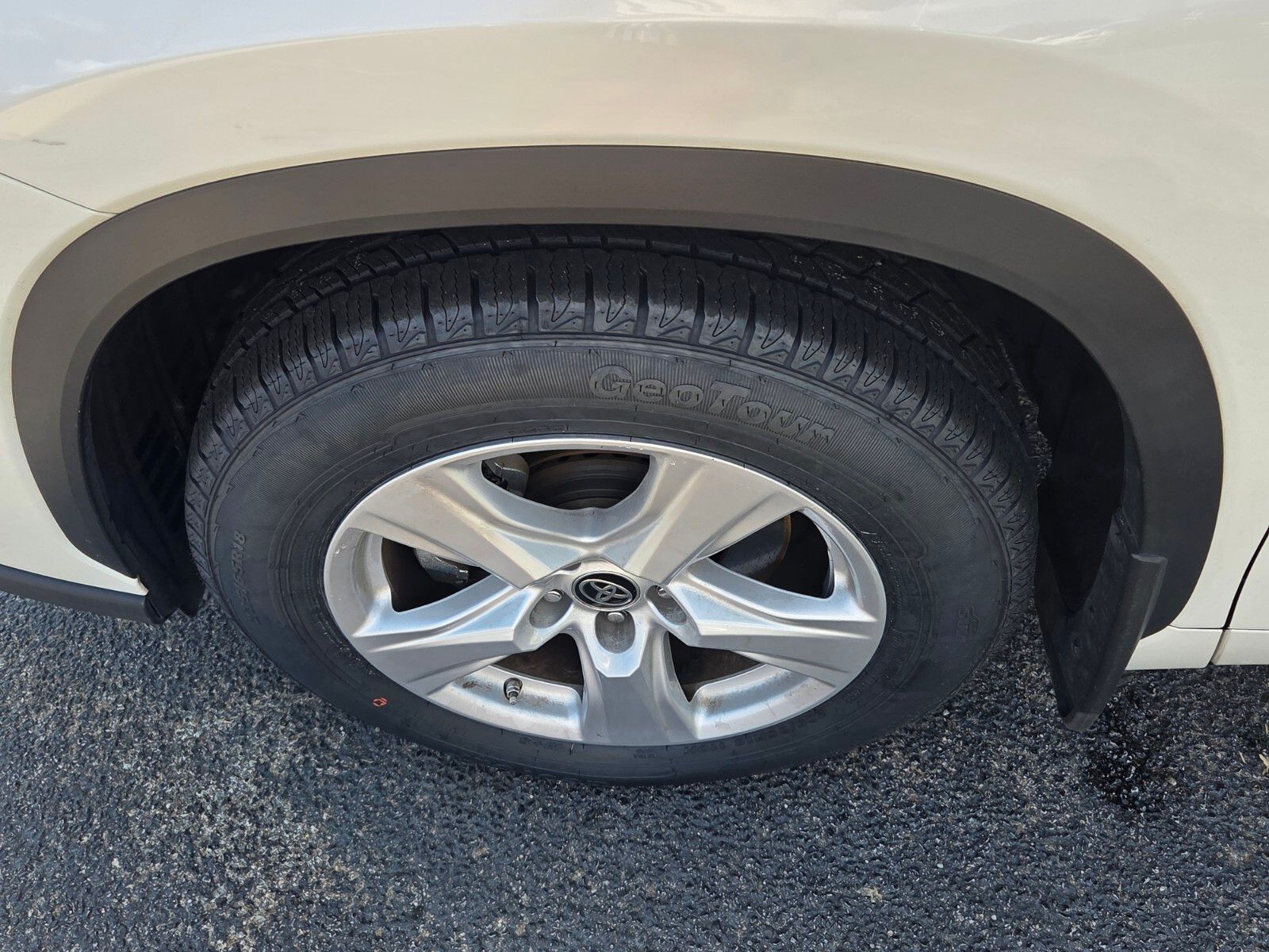 Used 2021 White Toyota LE image 20