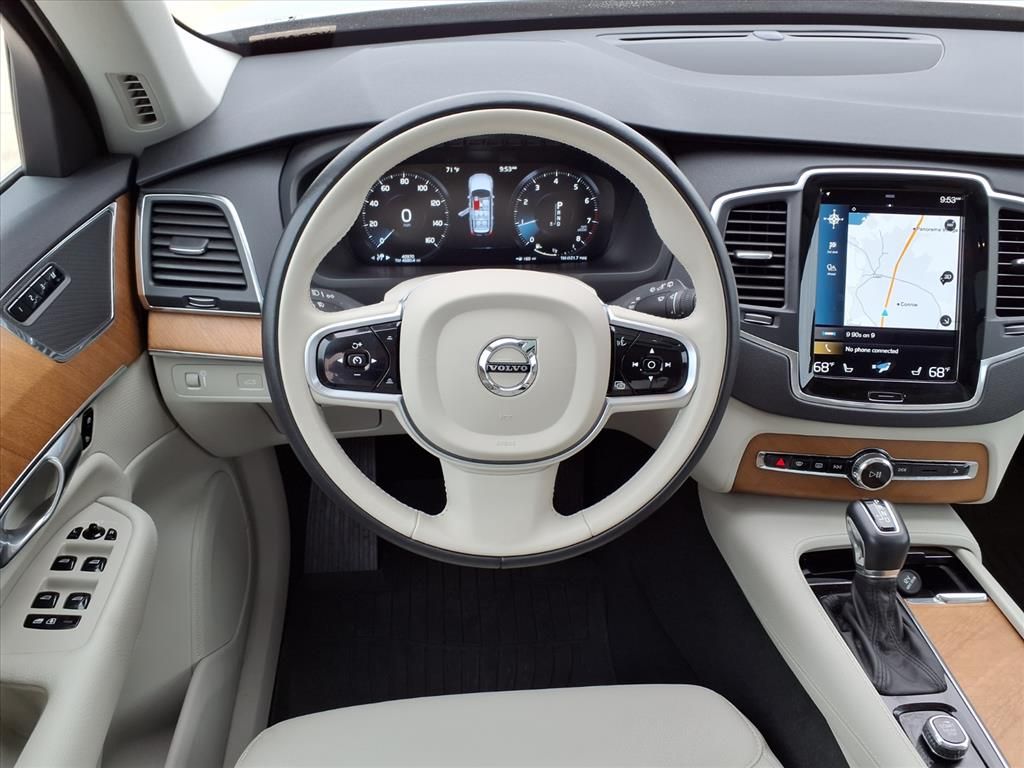 2022 Volvo XC90 T6 Momentum Silver at DeMontrond Auto Country