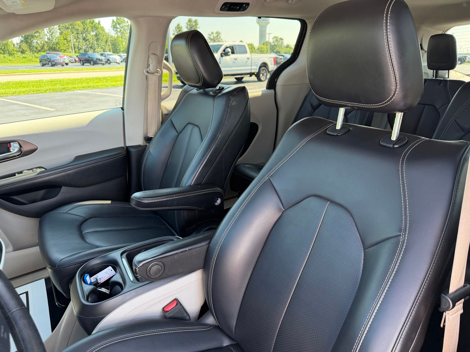 2020 Chrysler Voyager image 13