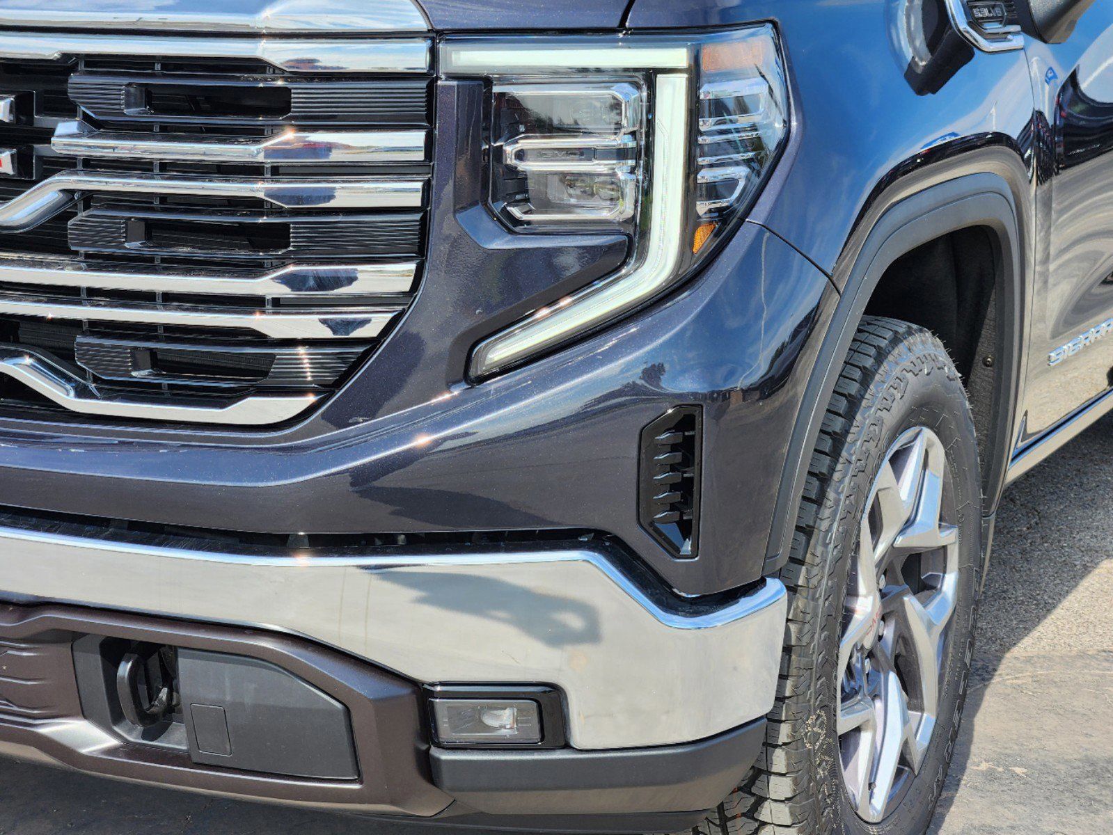 2025 GMC Sierra 1500 SLT 8