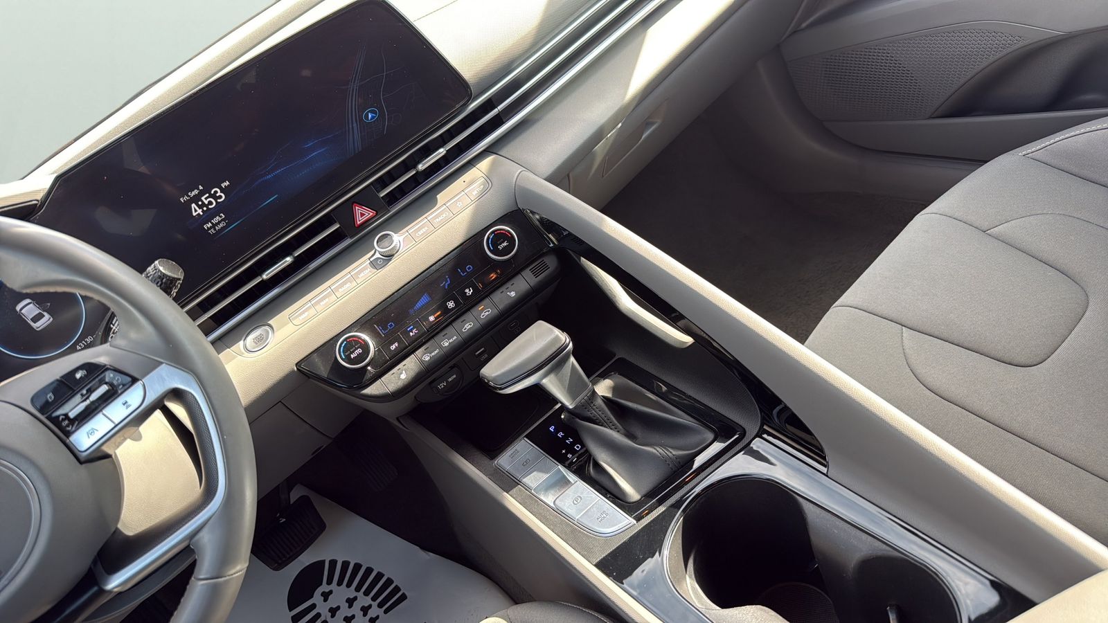 Used 2025 Gray Hyundai SEL Convenience image 20