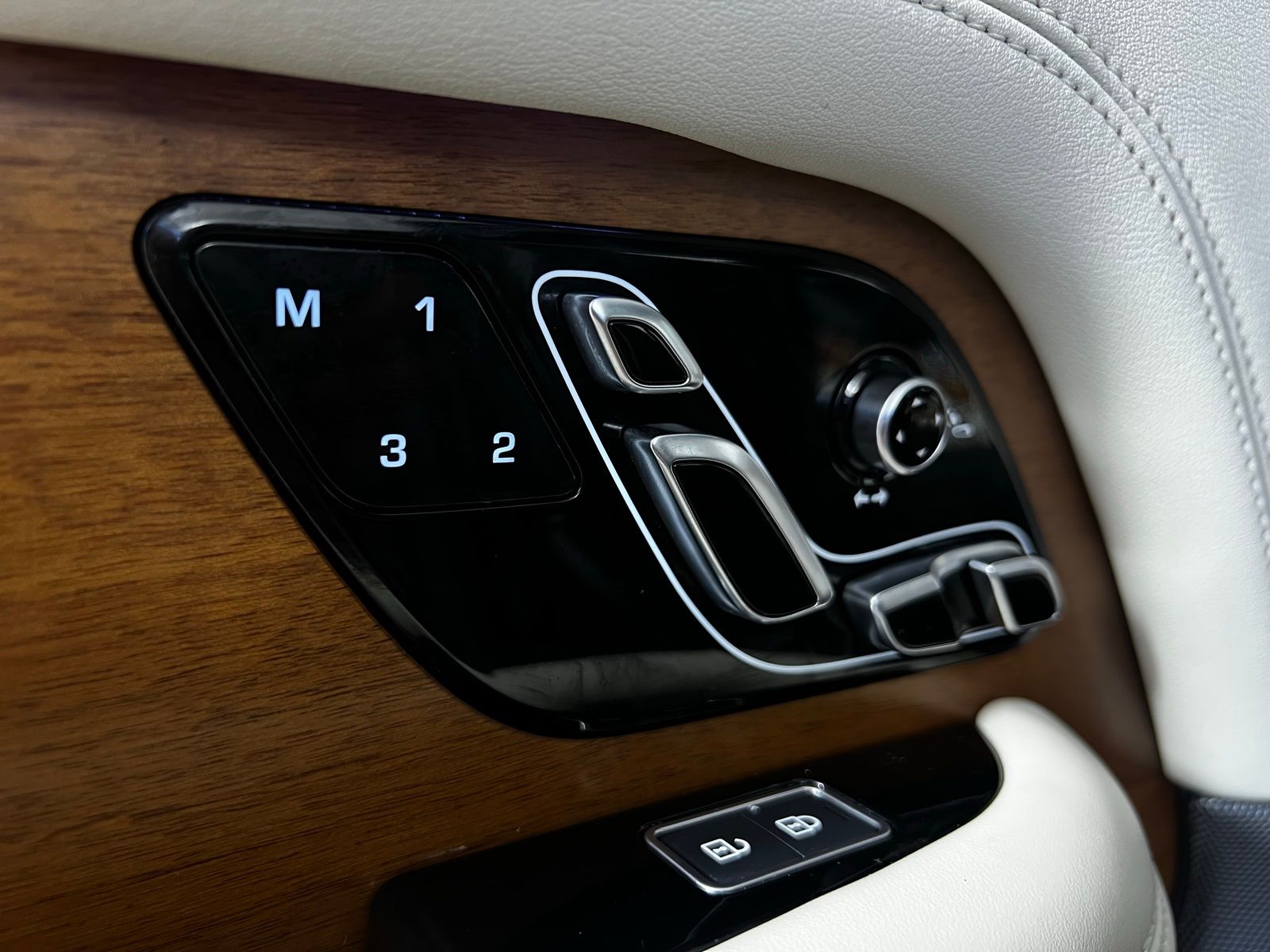 Thumbnail: 2021 Land Rover Range Rover - 16