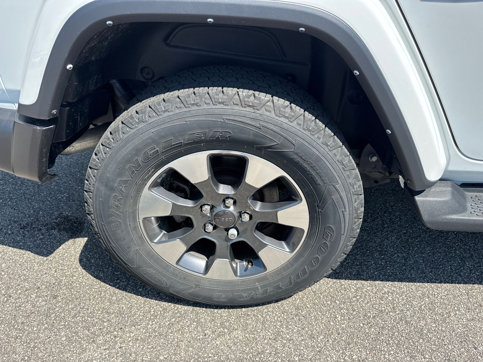 Used 2022 White/off-white Jeep Unlimited Sahara image 17