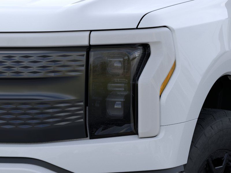 New 2025 Oxford White Ford XLT image 18