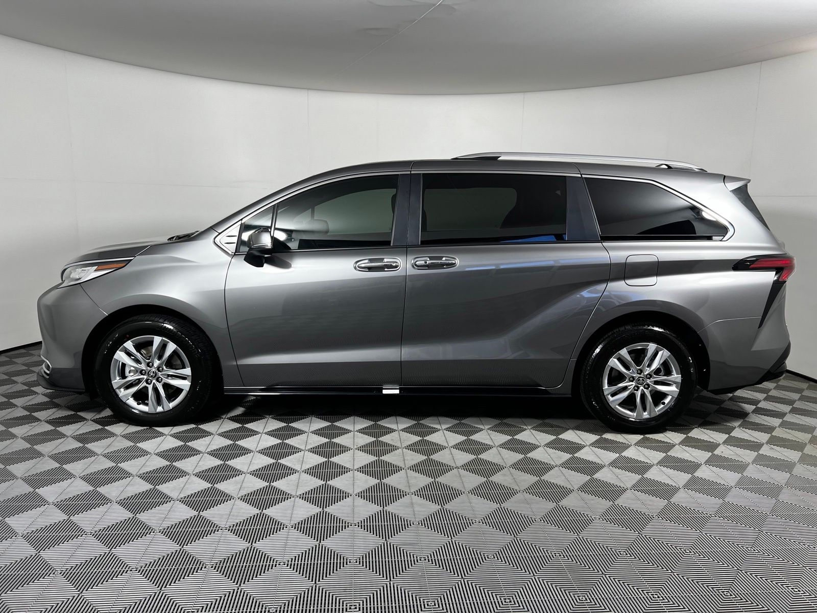 Thumbnail: 2026 Toyota Sienna - 8