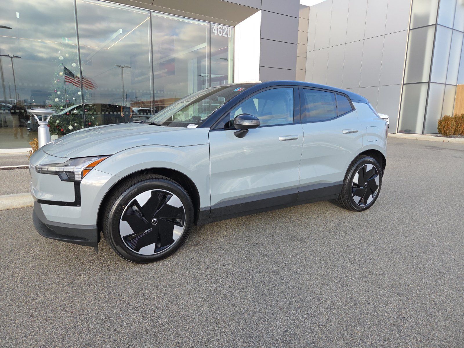 2026 Volvo EX30 Gris (Gray Metallic) SUV/Crossover Tracción en las cuatro ruedas 1 velocidad Automática