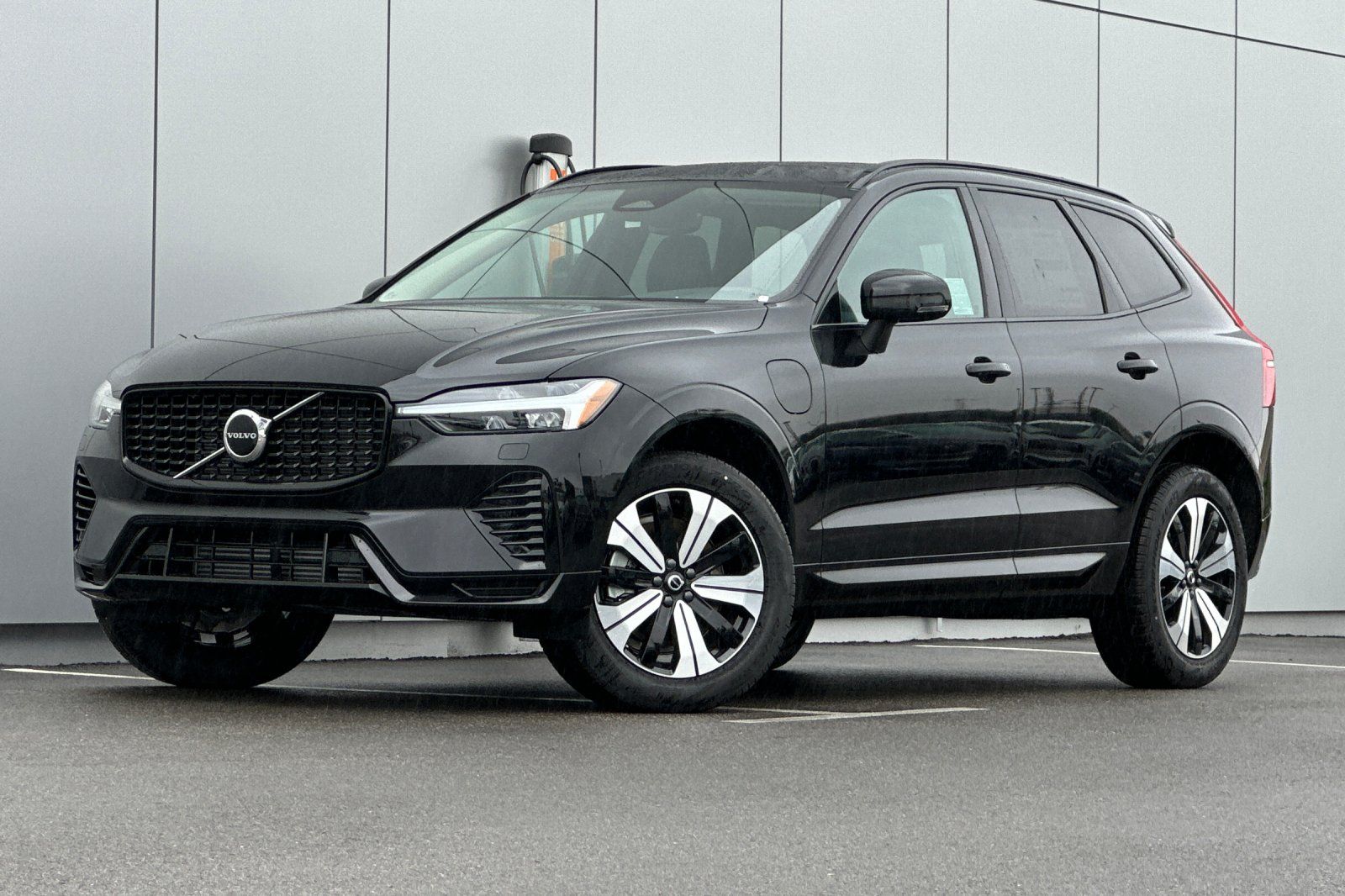 2025 Volvo XC60 Recharge T8 Core Dark Theme eAWD