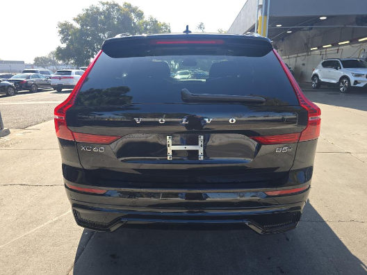 Used 2025  Volvo B5 Plus image 5