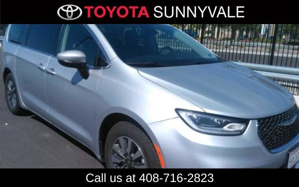 2023 Chrysler Pacifica Hybrid's photo