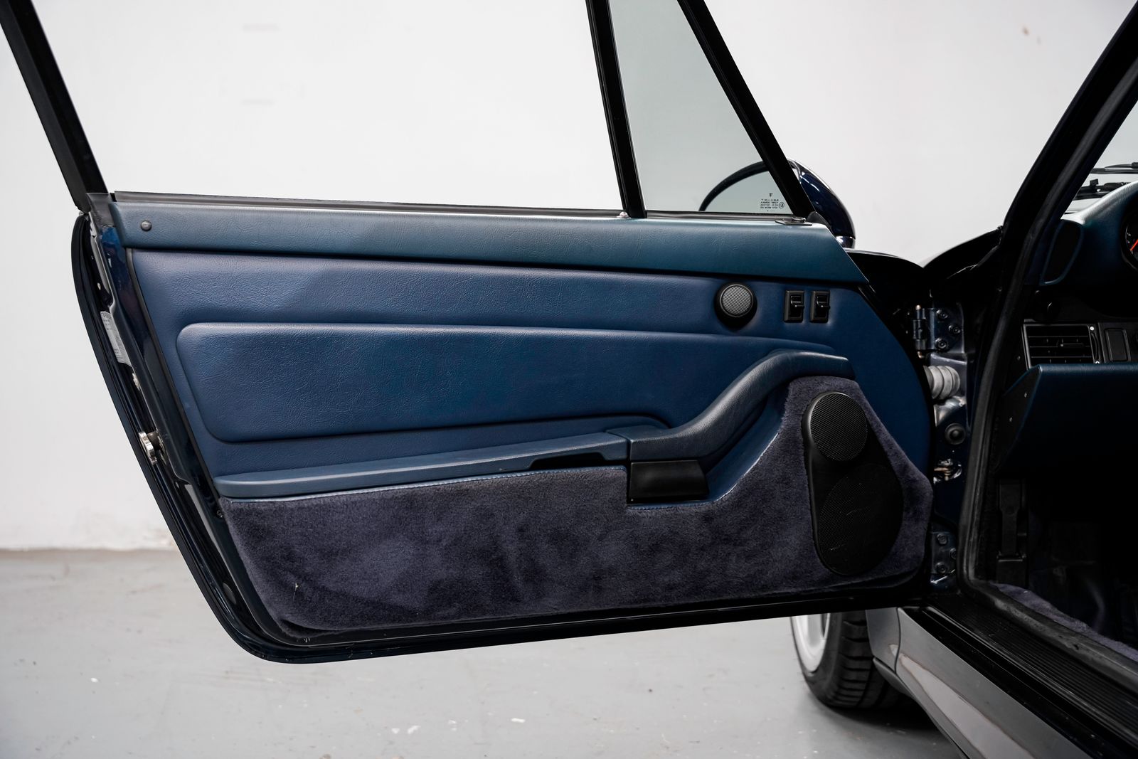 1996 Porsche 911 Carrera 4S — photo 25