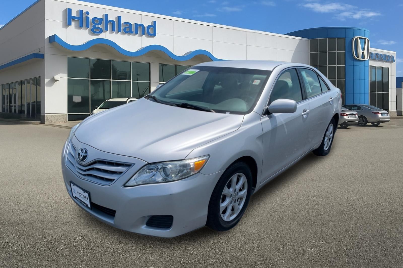 Classic Silver Metallic 2011 Toyota Camry LE Sedan Front-Wheel Drive 6-Speed Automatic Overdrive