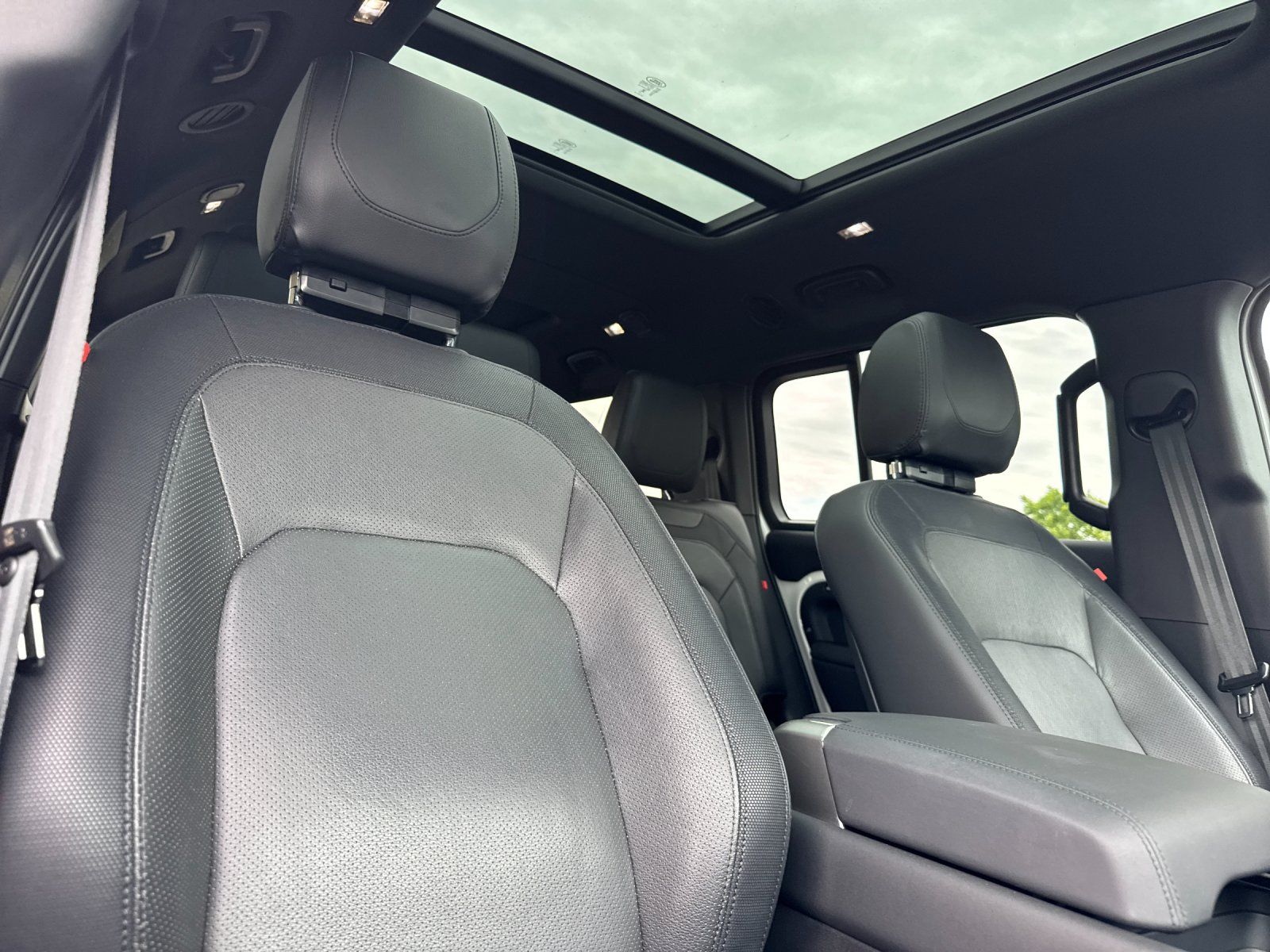 2024 Land Rover Defender X-Dynamic SE - Photo 17