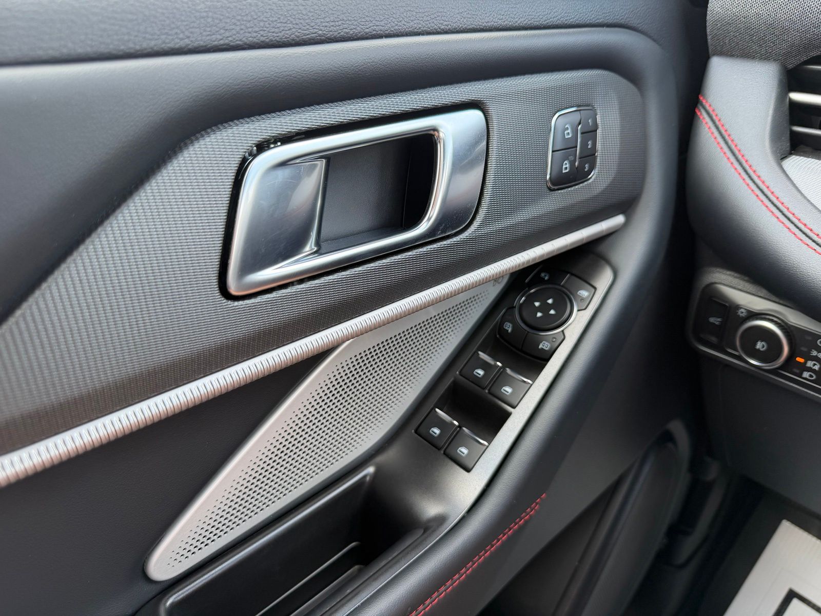 2025 Ford Explorer image 27