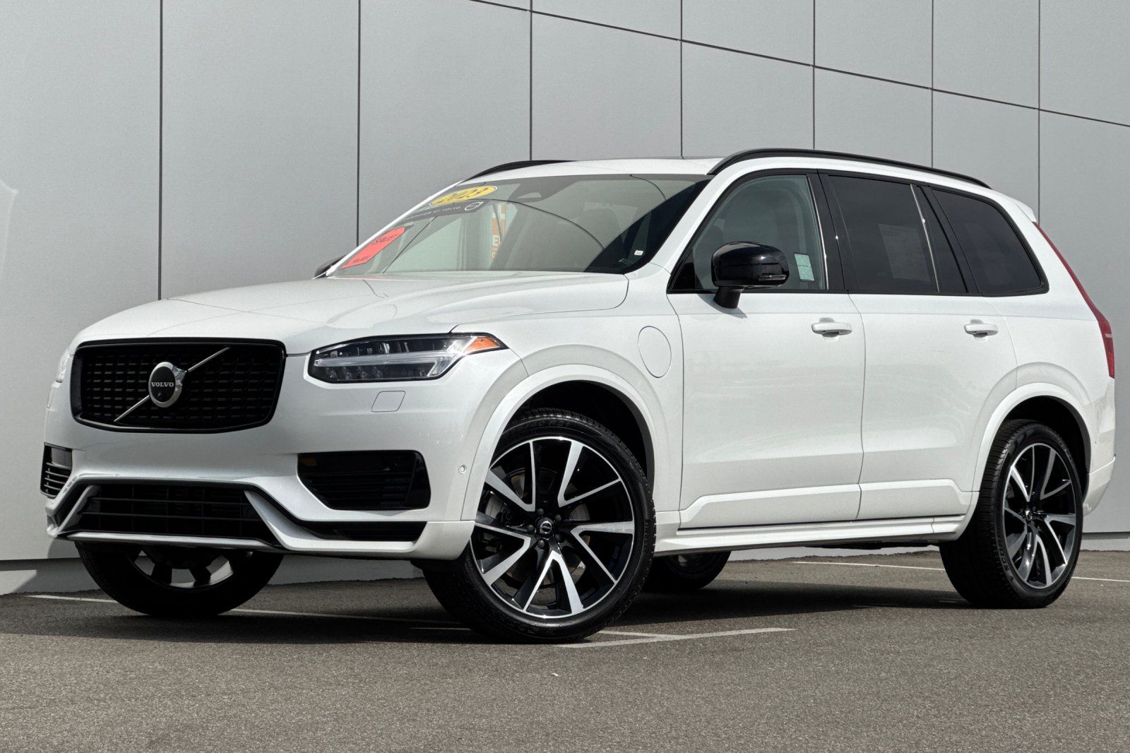 Crystal White Metallic 2023 Volvo XC90 Recharge T8 Ultimate Dark Theme eAWD SUV / Crossover All-Wheel Drive Automatic