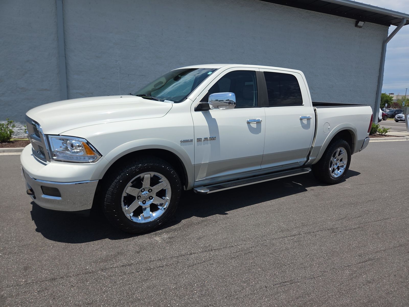 Stone White Clearcoat/Mineral Gray Met CC 2009 Dodge RAM 1500 Laramie Crew Cab 4WD Pickup Truck Four-Wheel Drive 5-Speed Automatic