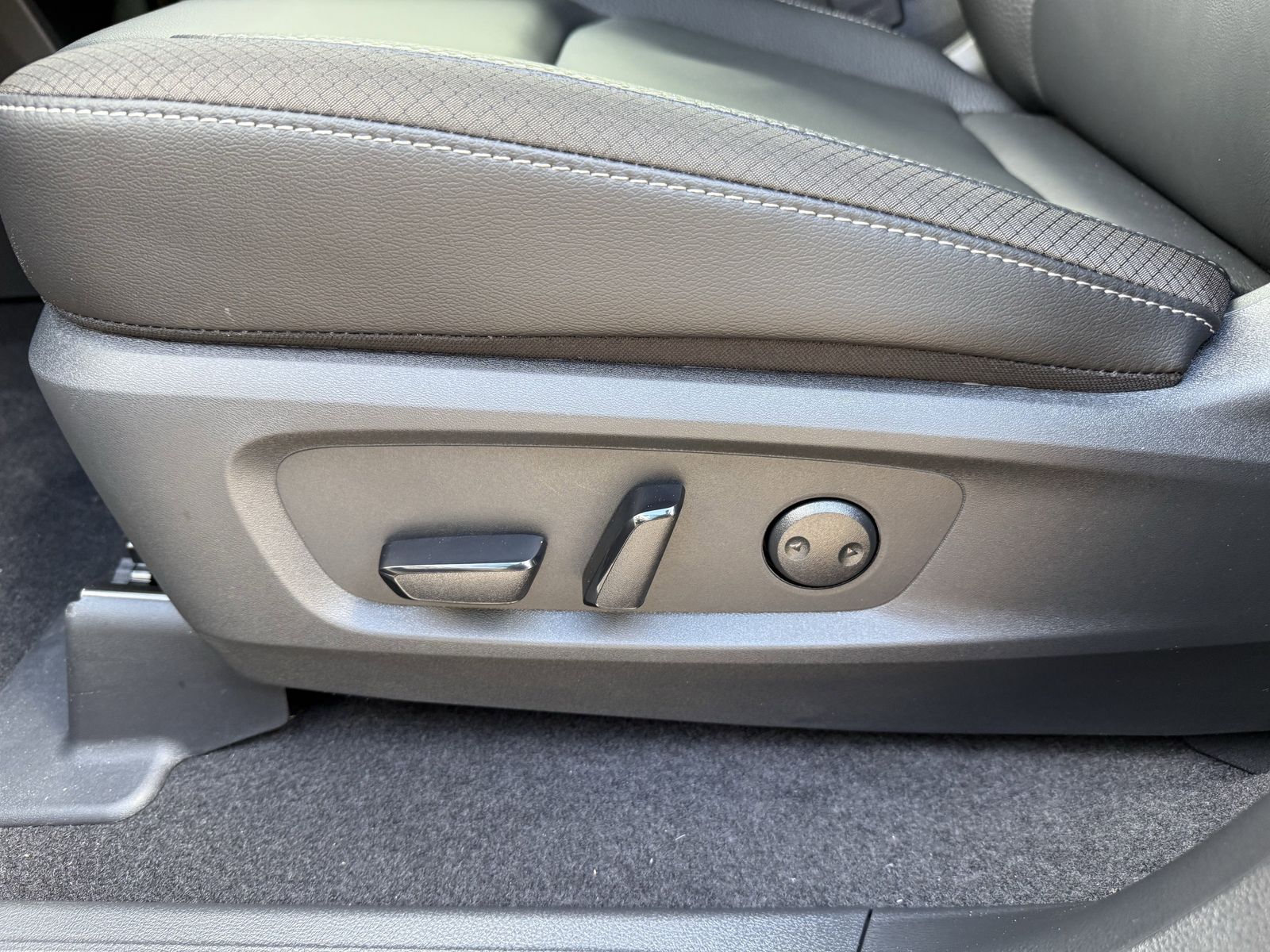 2025 Nissan Pathfinder SL photo 22