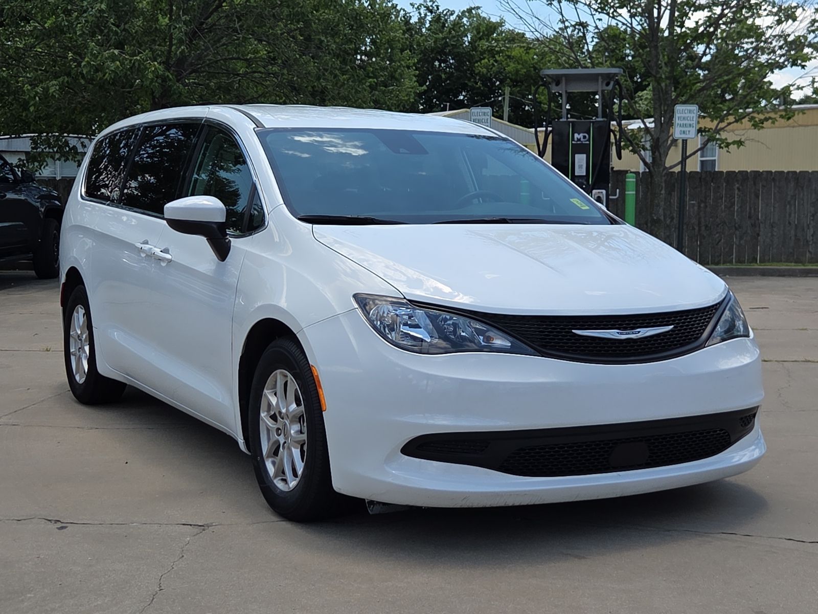  2023 Chrysler Voyager LX FWD   
