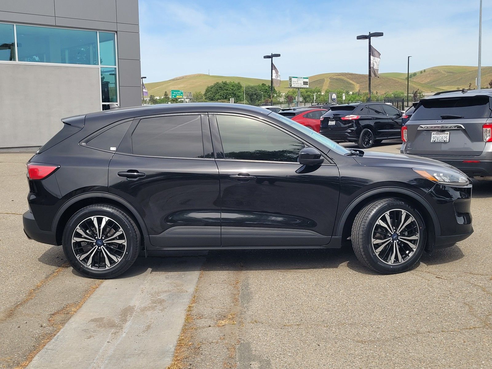 Used 2022 Black Ford SE image 3