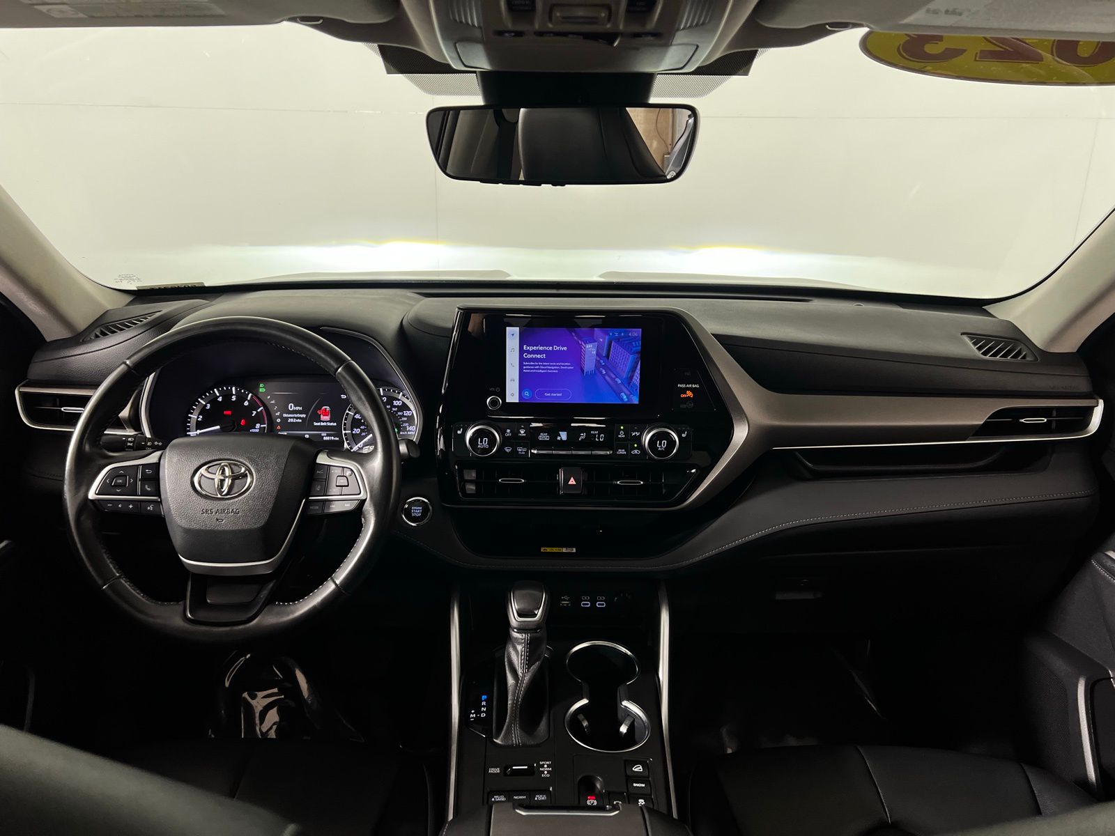 Thumbnail: 2023 Toyota Highlander - 27