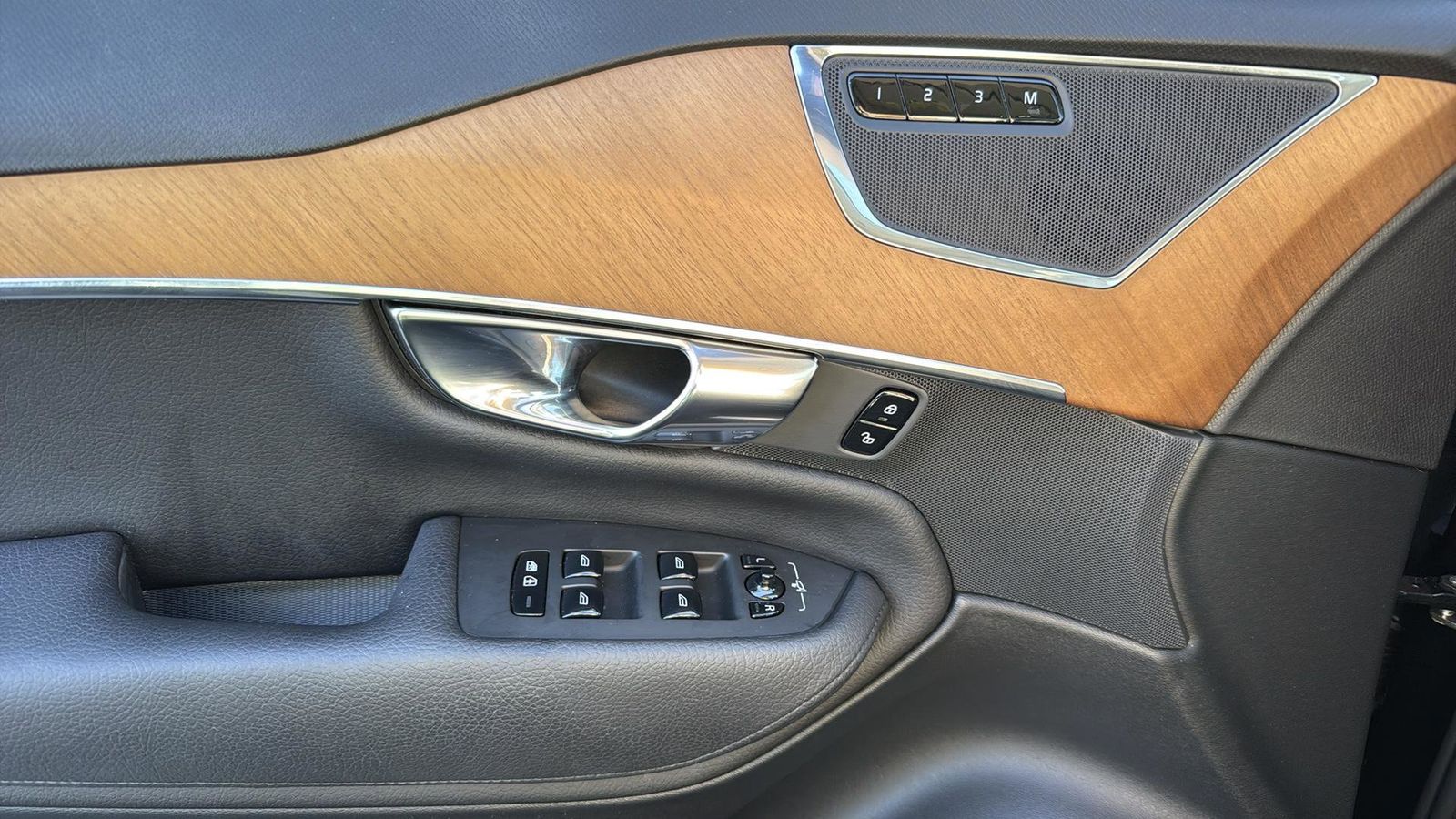 Used Car 2021 Volvo Xc90  T6 Momentum For Sale Under $30,000 In Austin, Texas