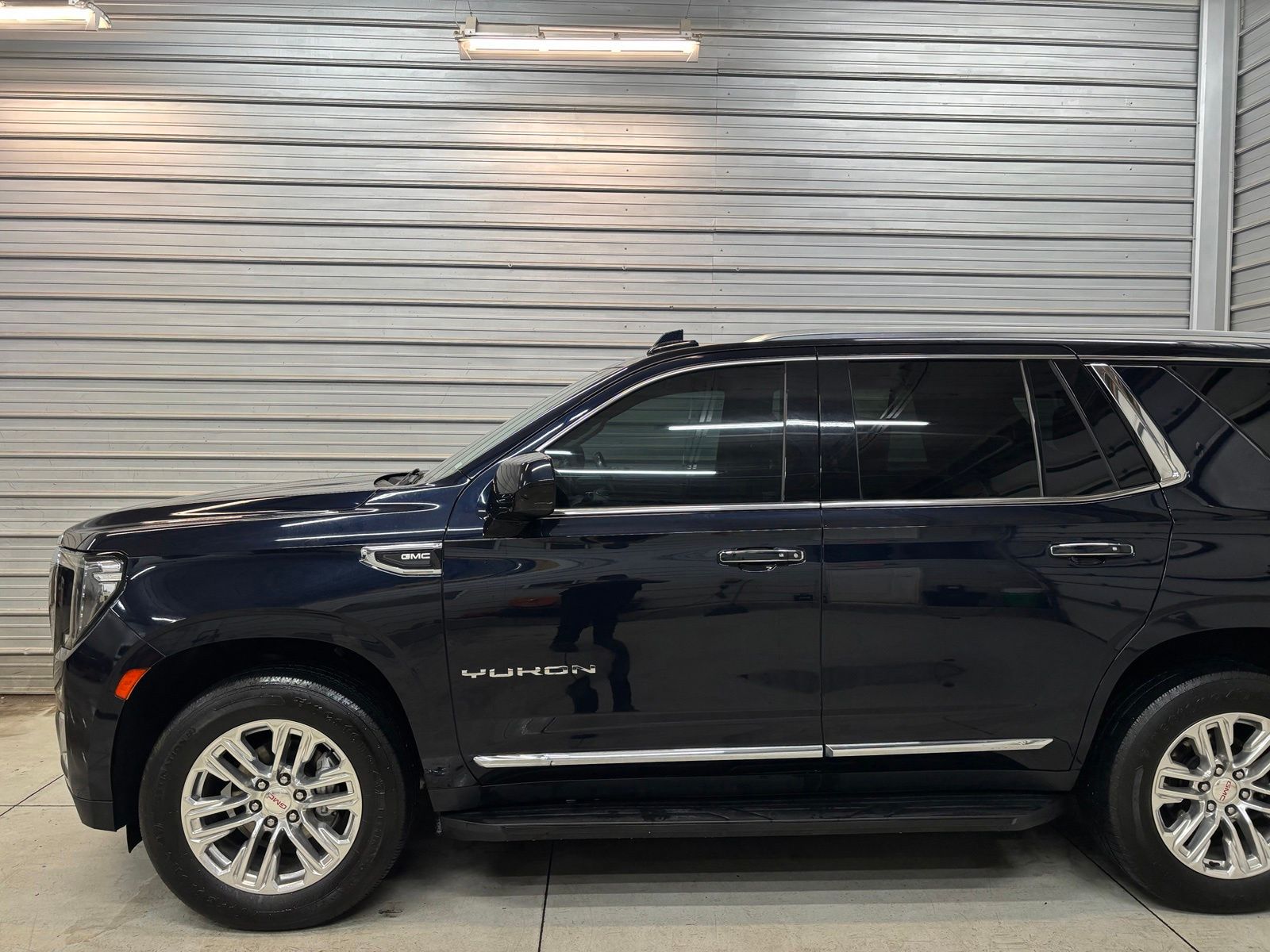 2021 GMC Yukon SLT - Image 3