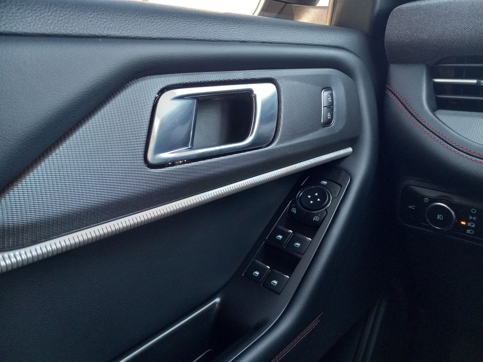 2025 Ford Explorer image 27