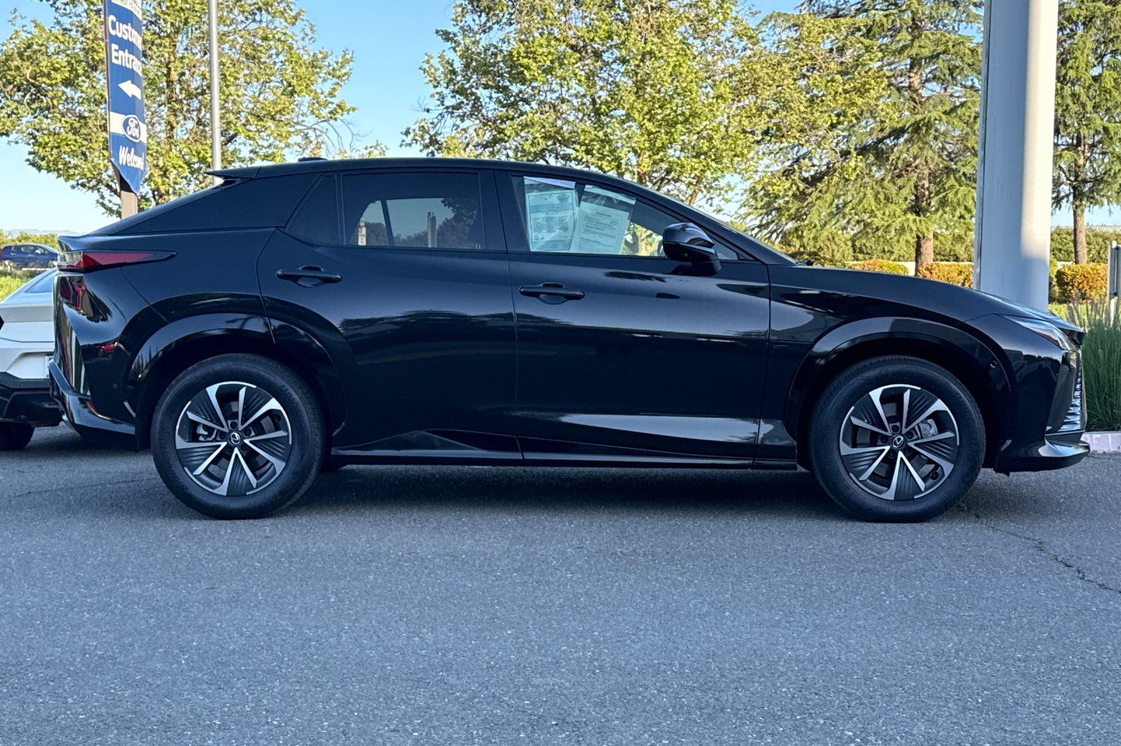 View vehicle photo 3