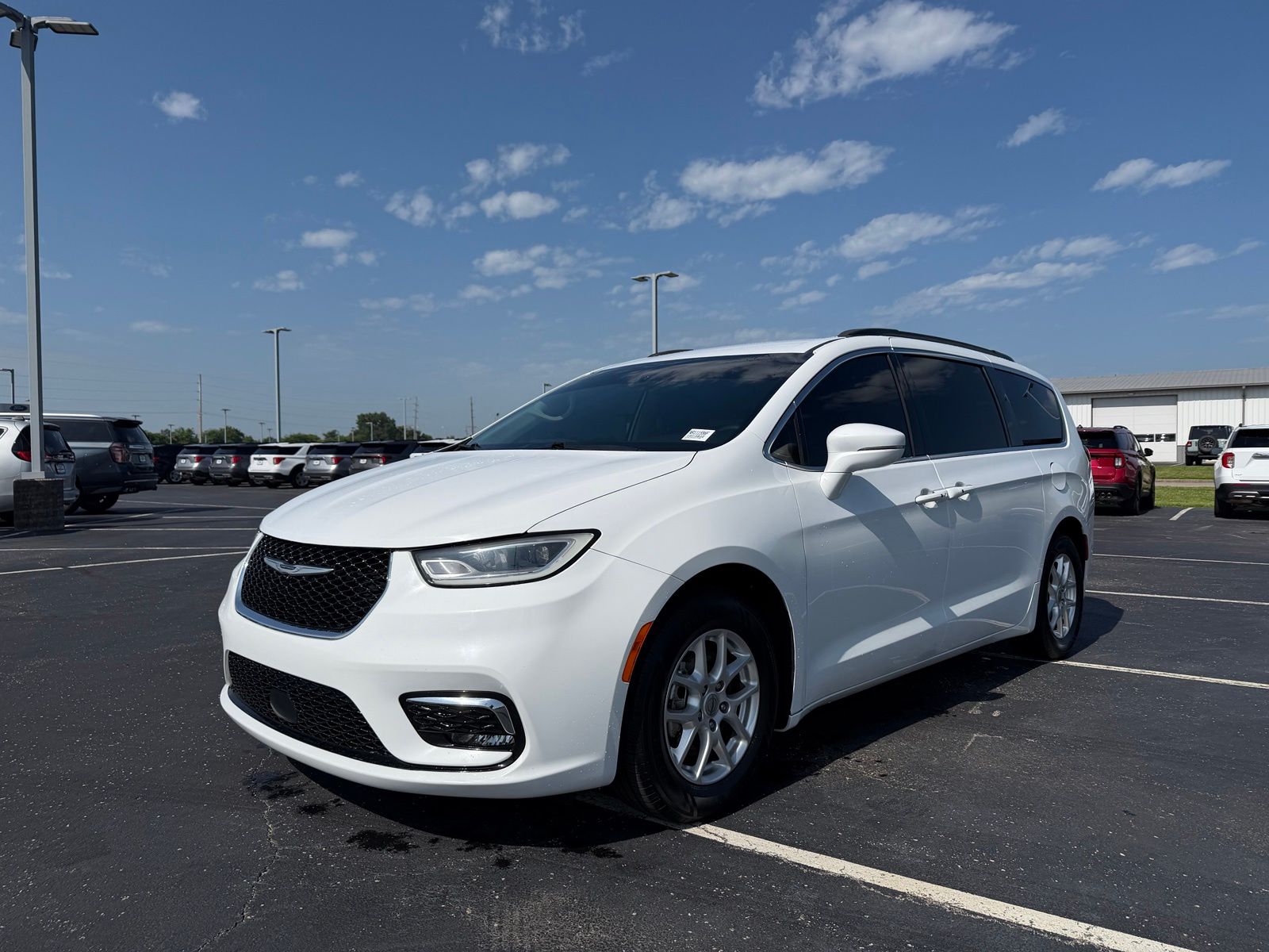 2022 Chrysler Pacifica image 2