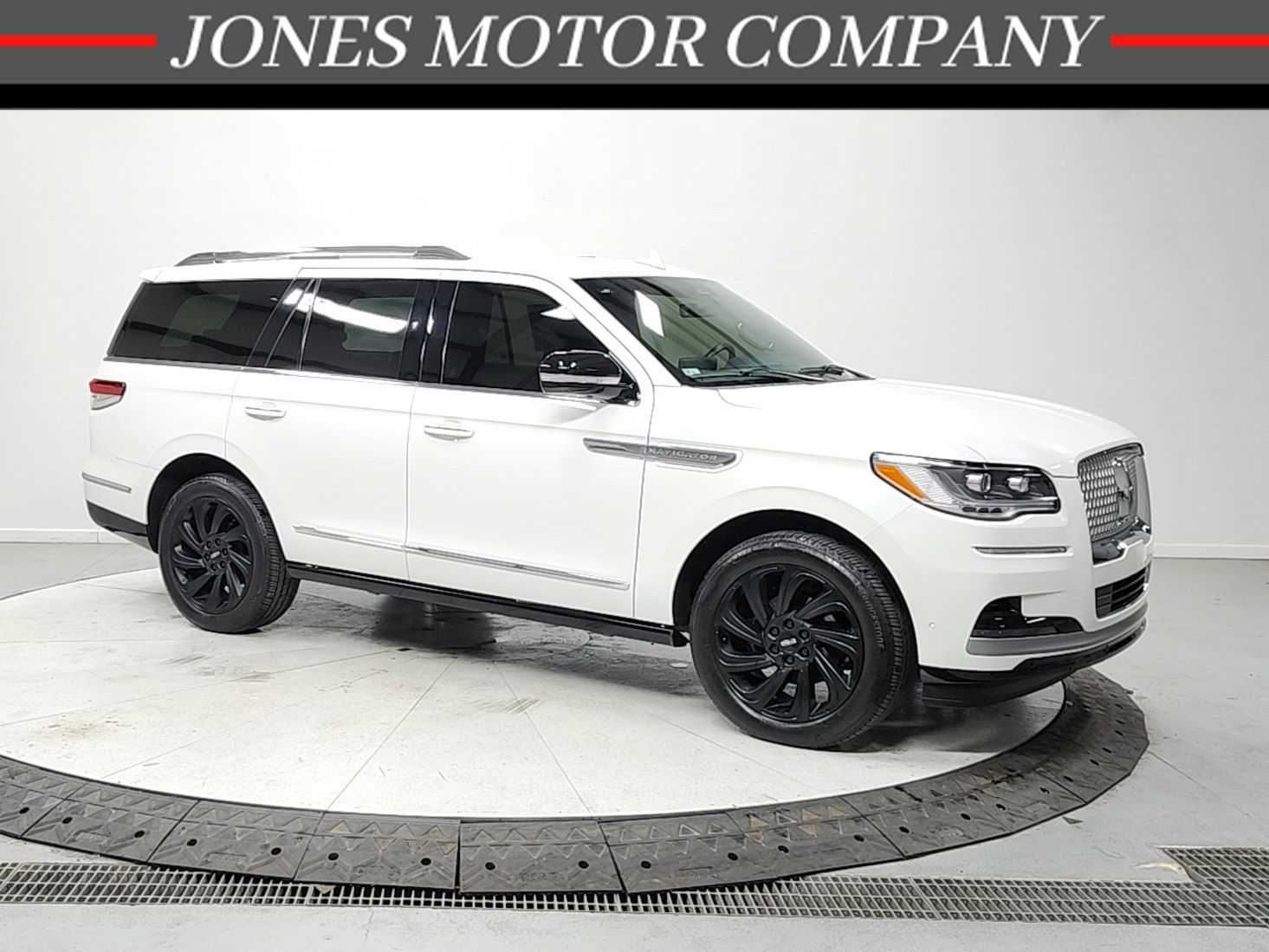 Pristine White Metallic Tri-Coat 2024 Lincoln Navigator Premiere 4WD SUV / Crossover Four-Wheel Drive Automatic