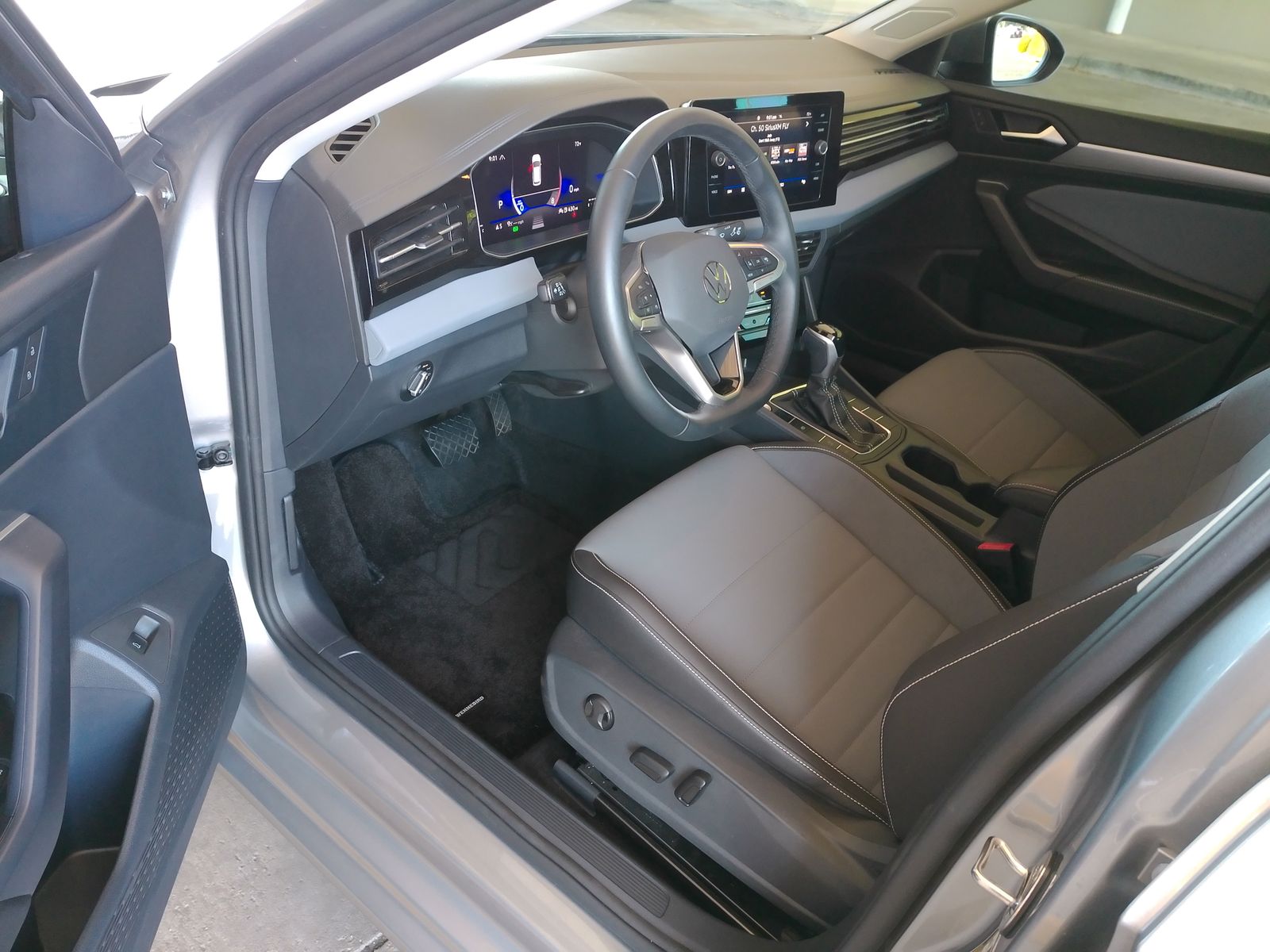 Used 2025 Silver Volkswagen 1.5T SE image 22