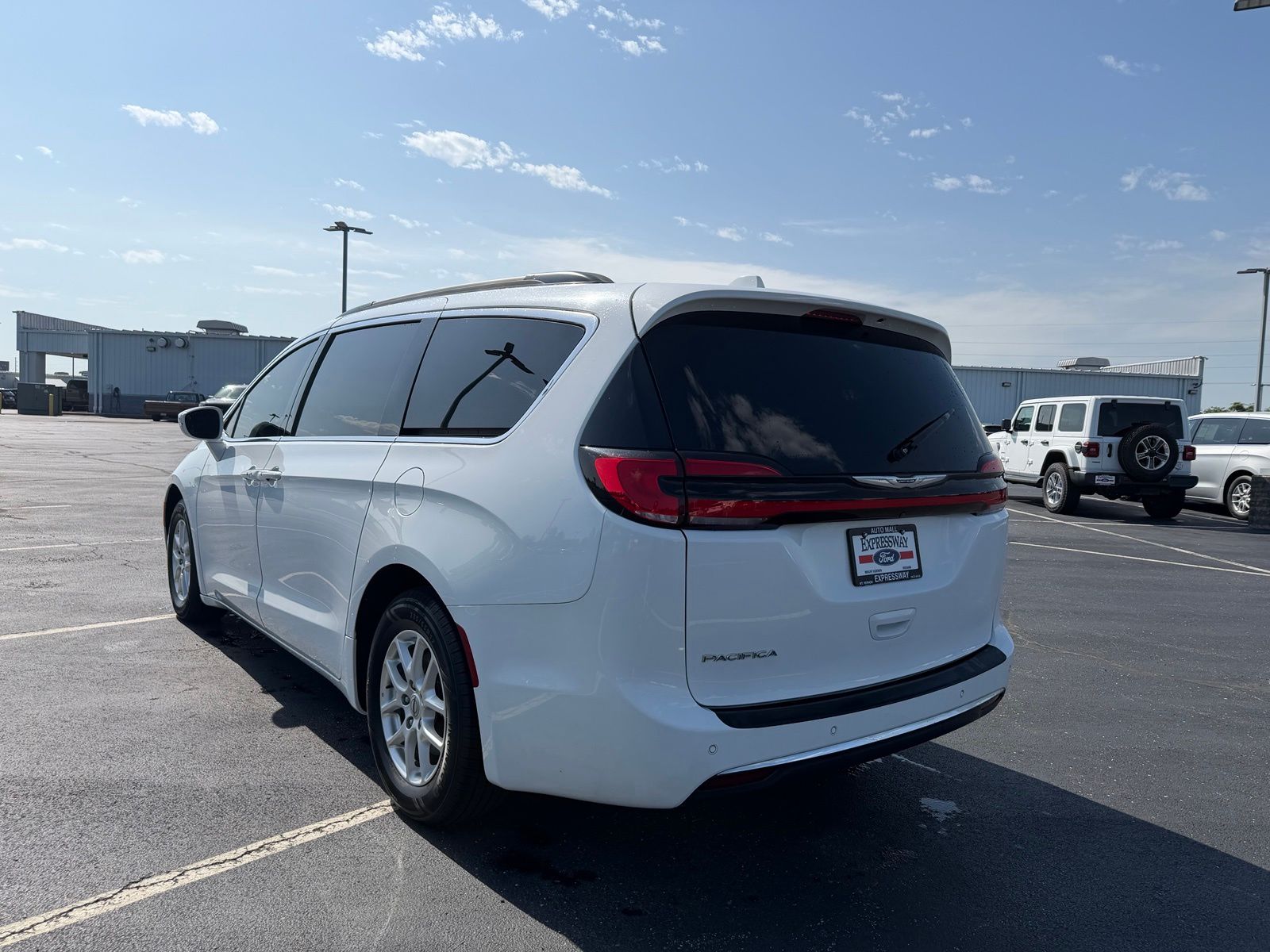 2022 Chrysler Pacifica image 8