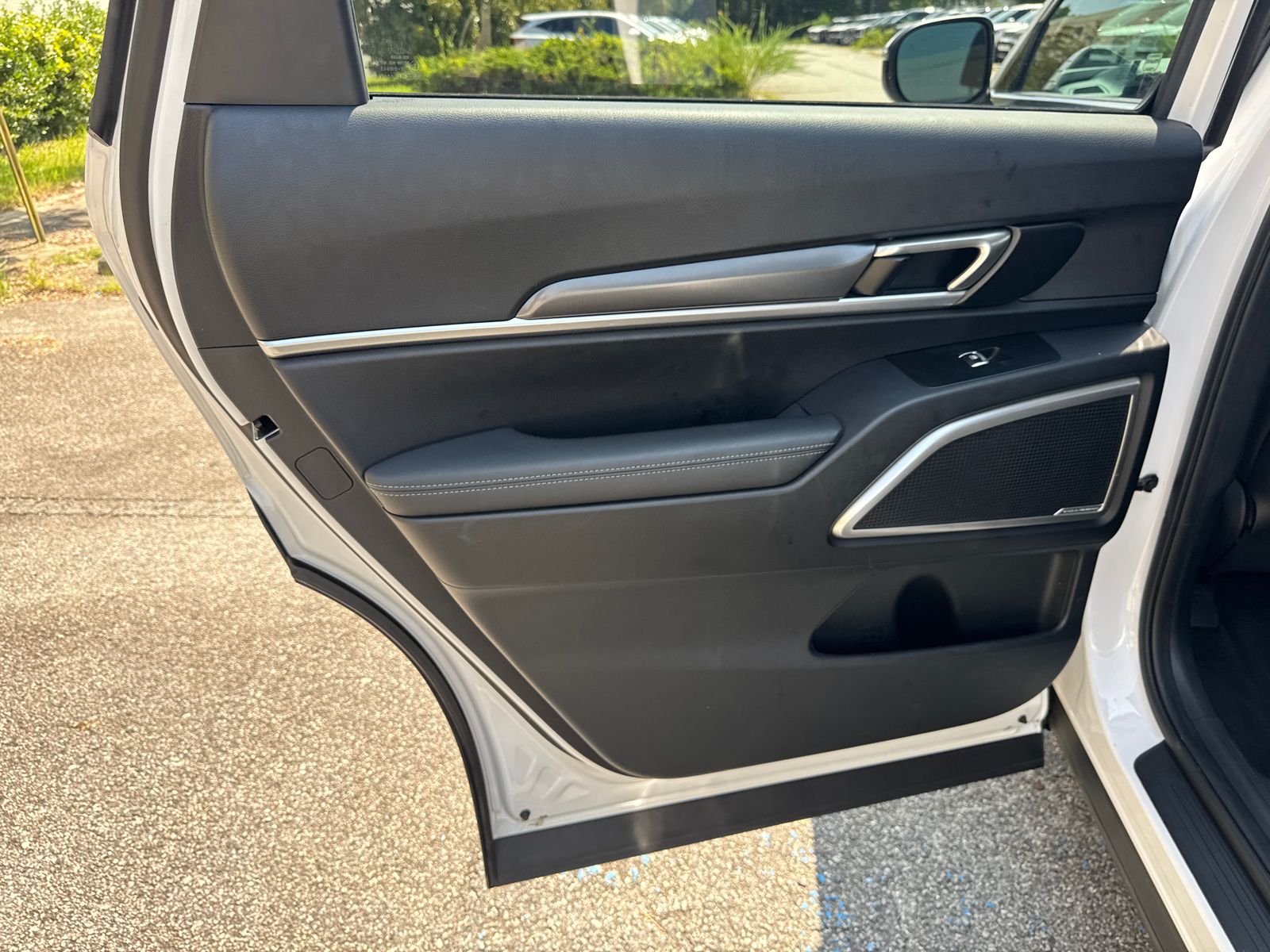 Used 2023 White Kia S image 21