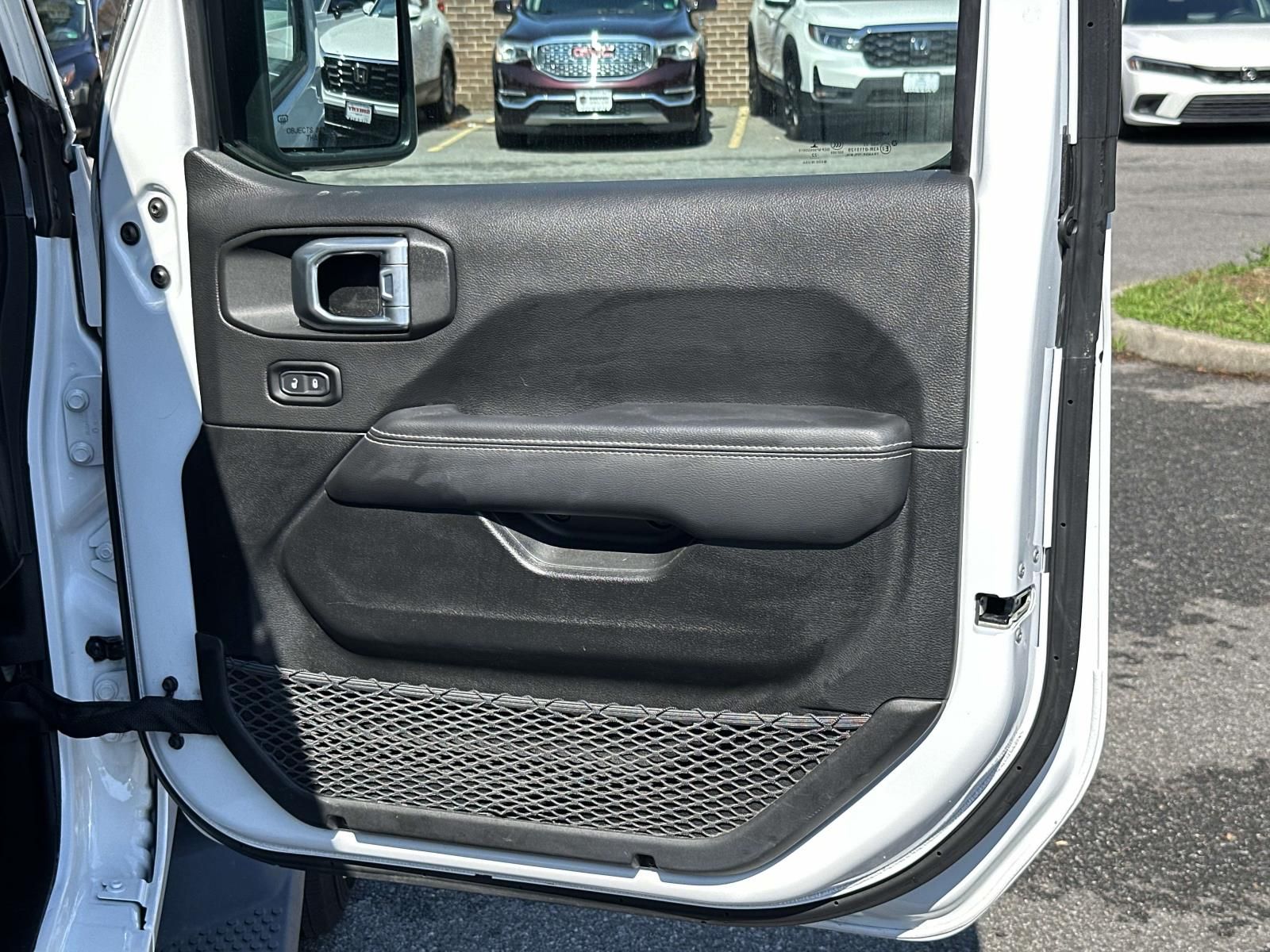 Used 2022 White Jeep Unlimited Sahara image 21