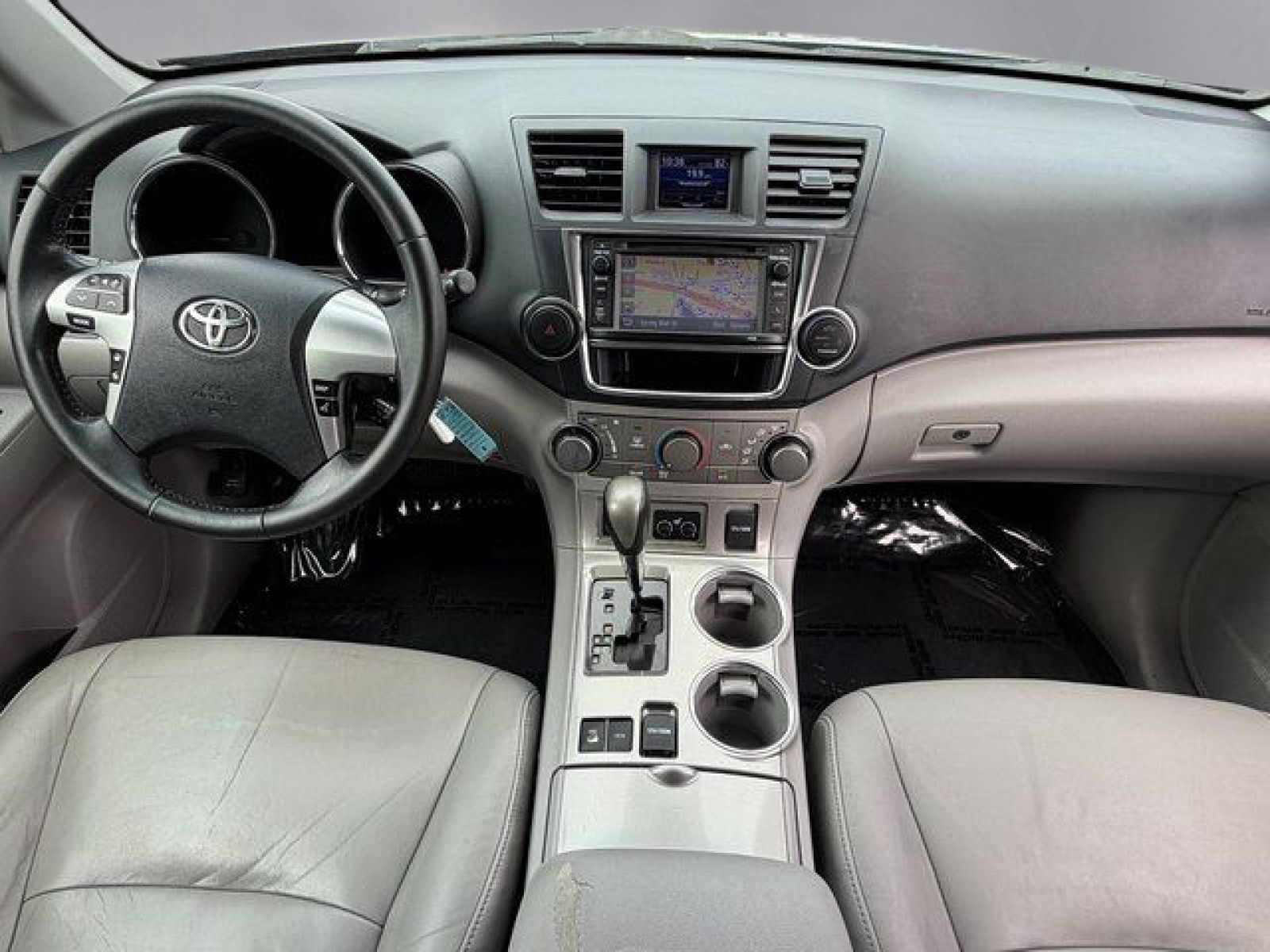 Used 2013 Magnetic Gray Metallic Toyota SE image 3