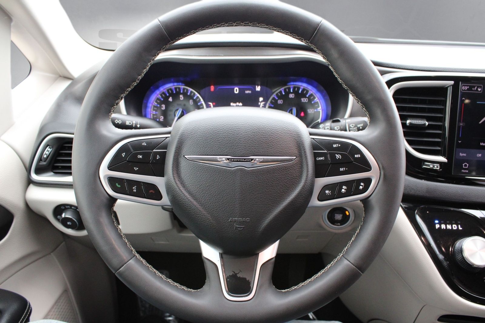 Used 2024 White Chrysler Touring L image 3